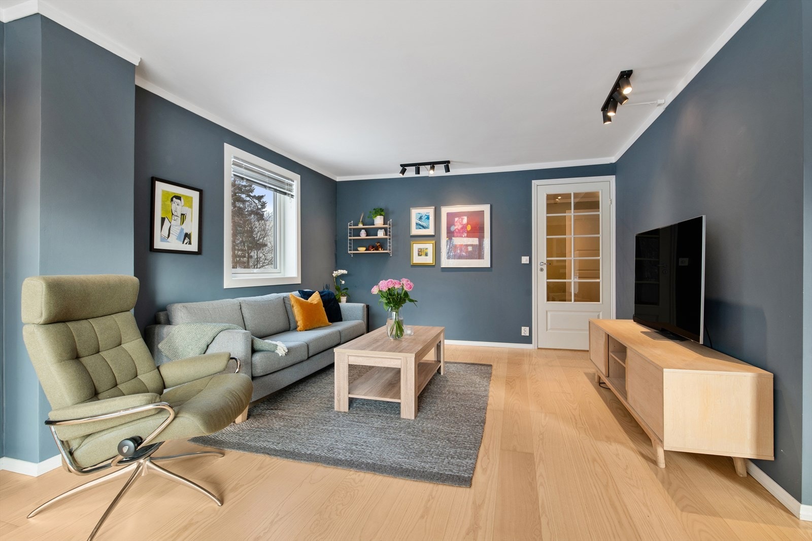 Som endeleilighet har stuen et ekstra vindu som gir spesielt gode lysforhold. Galleribilde