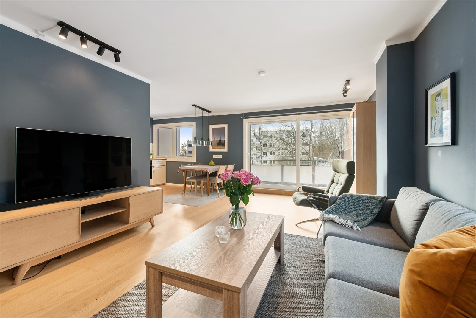 Dette er en attraktiv og gjennomgående endeleilighet med en åpen, sosial planløsning. Galleribilde