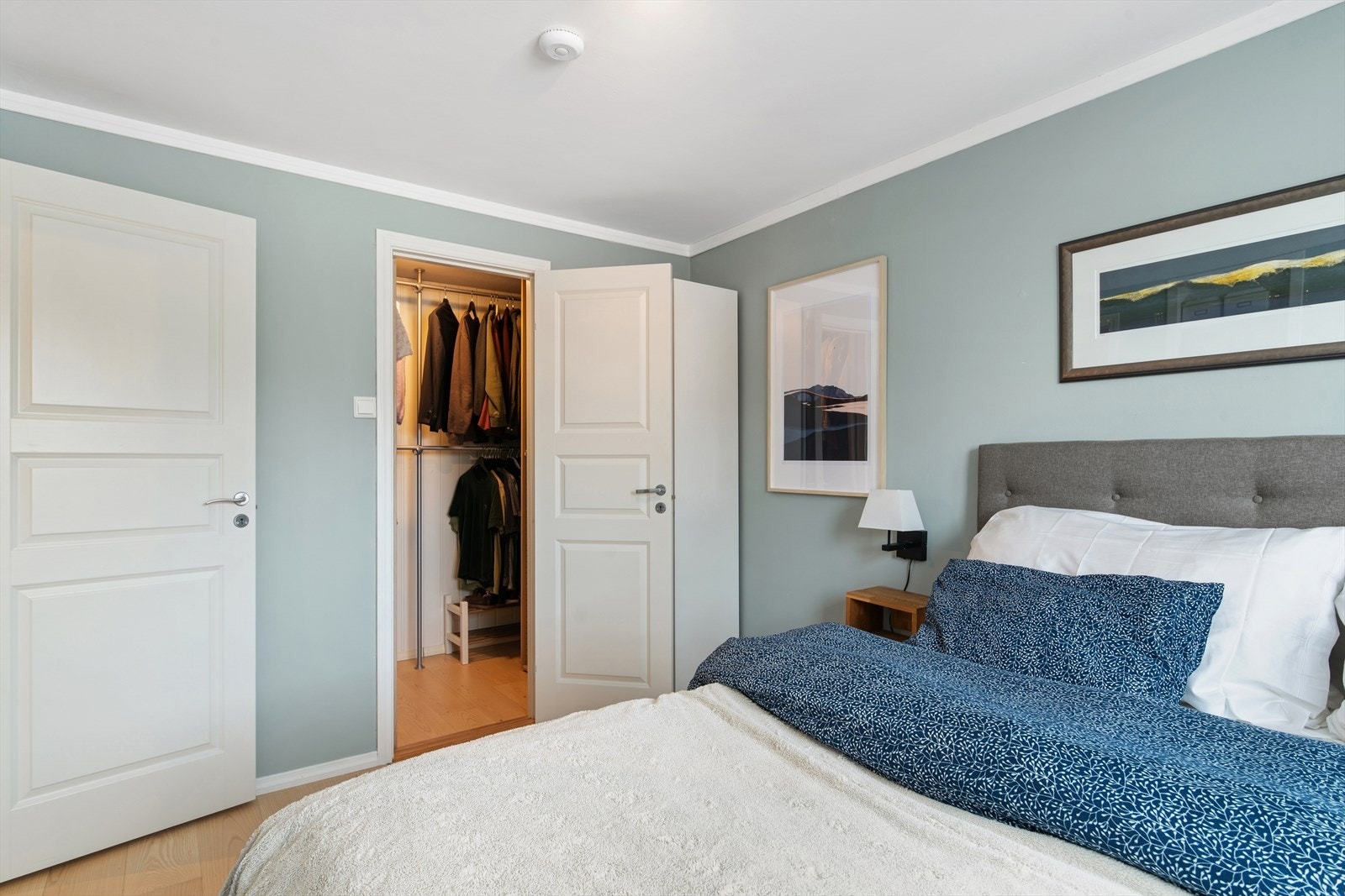 Fra hovedsoverommet er det direkte adkomst til et praktisk walk-in closet. Galleribilde