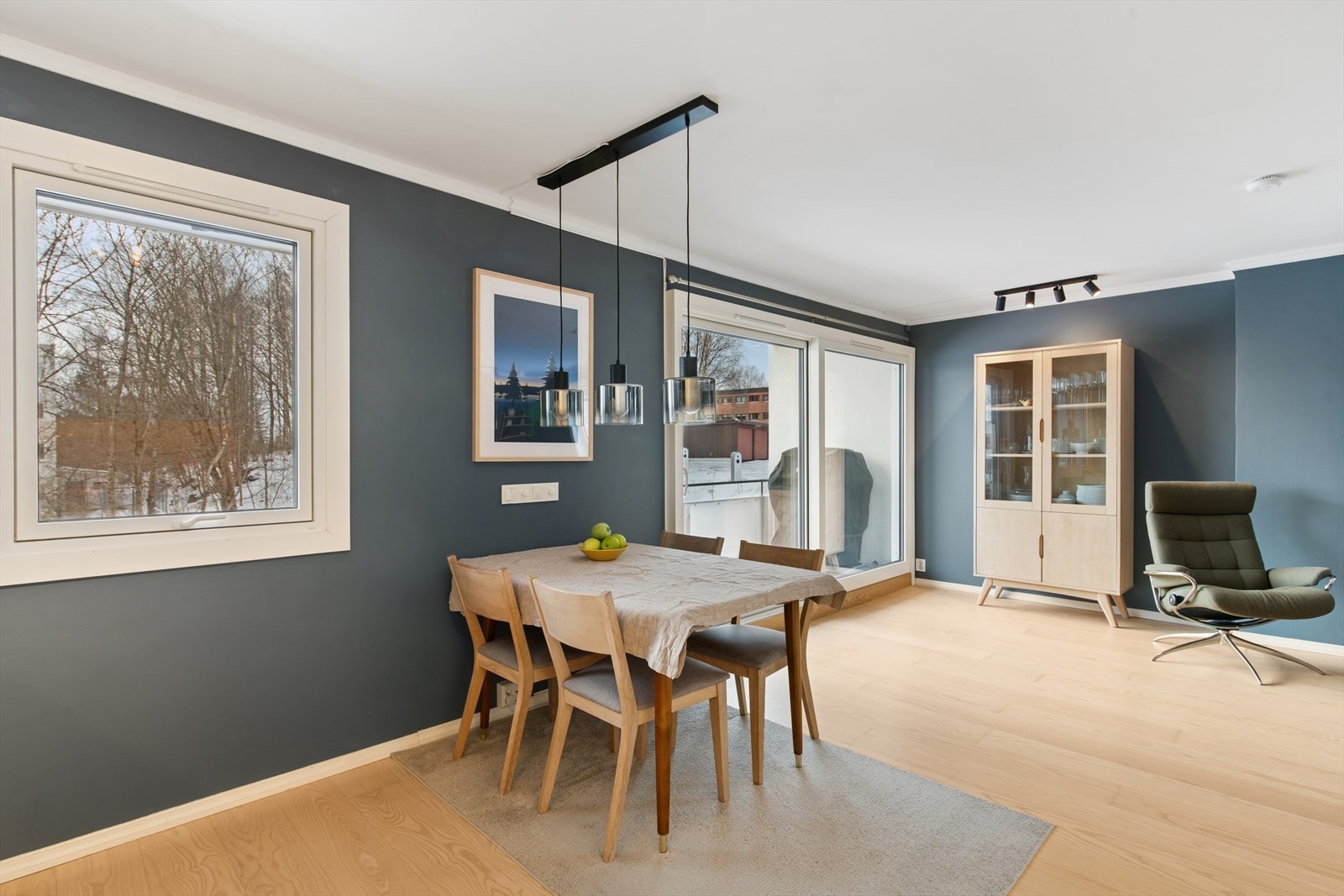 Mellom stue og kjøkken er det god plass til et spisebord for hyggelige sammenkomster. Galleribilde