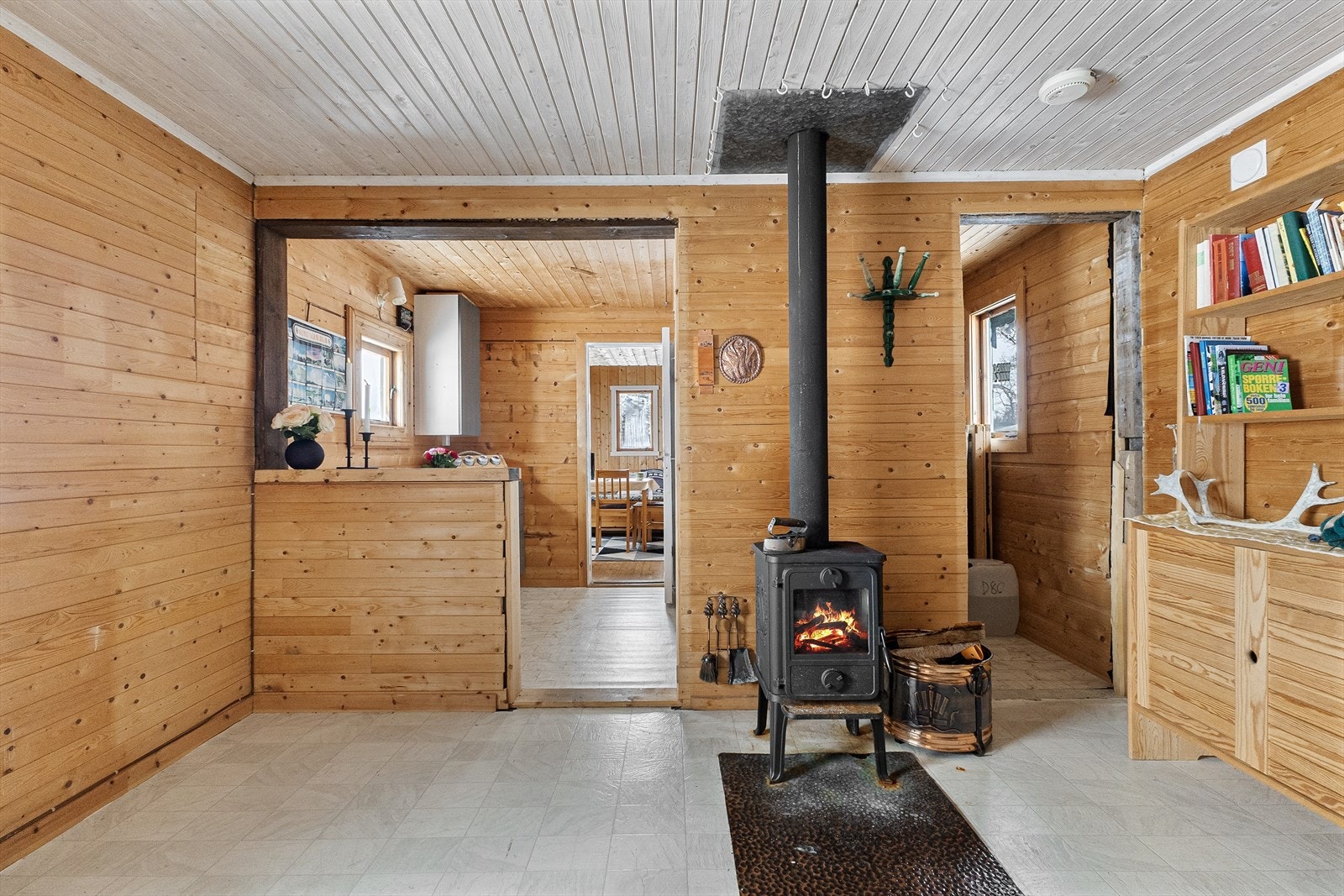 Hytta varmes opp med vedfyring, noe som går kjapt sommer som vinter. Galleribilde