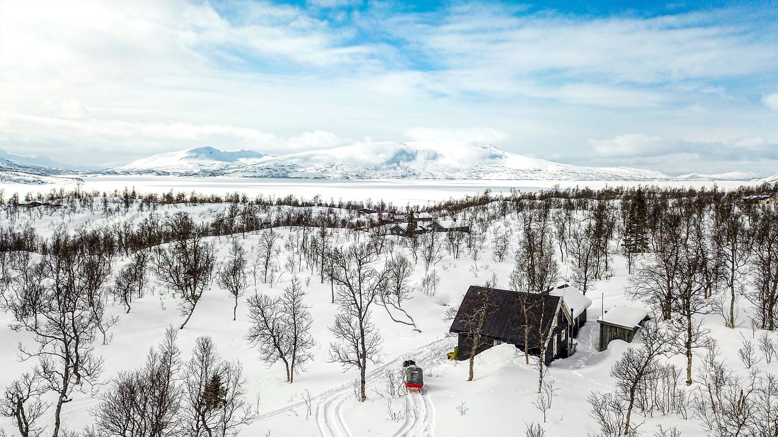 Hytta ligger skjermet til og litt "for seg selv" i fjellet. Galleribilde