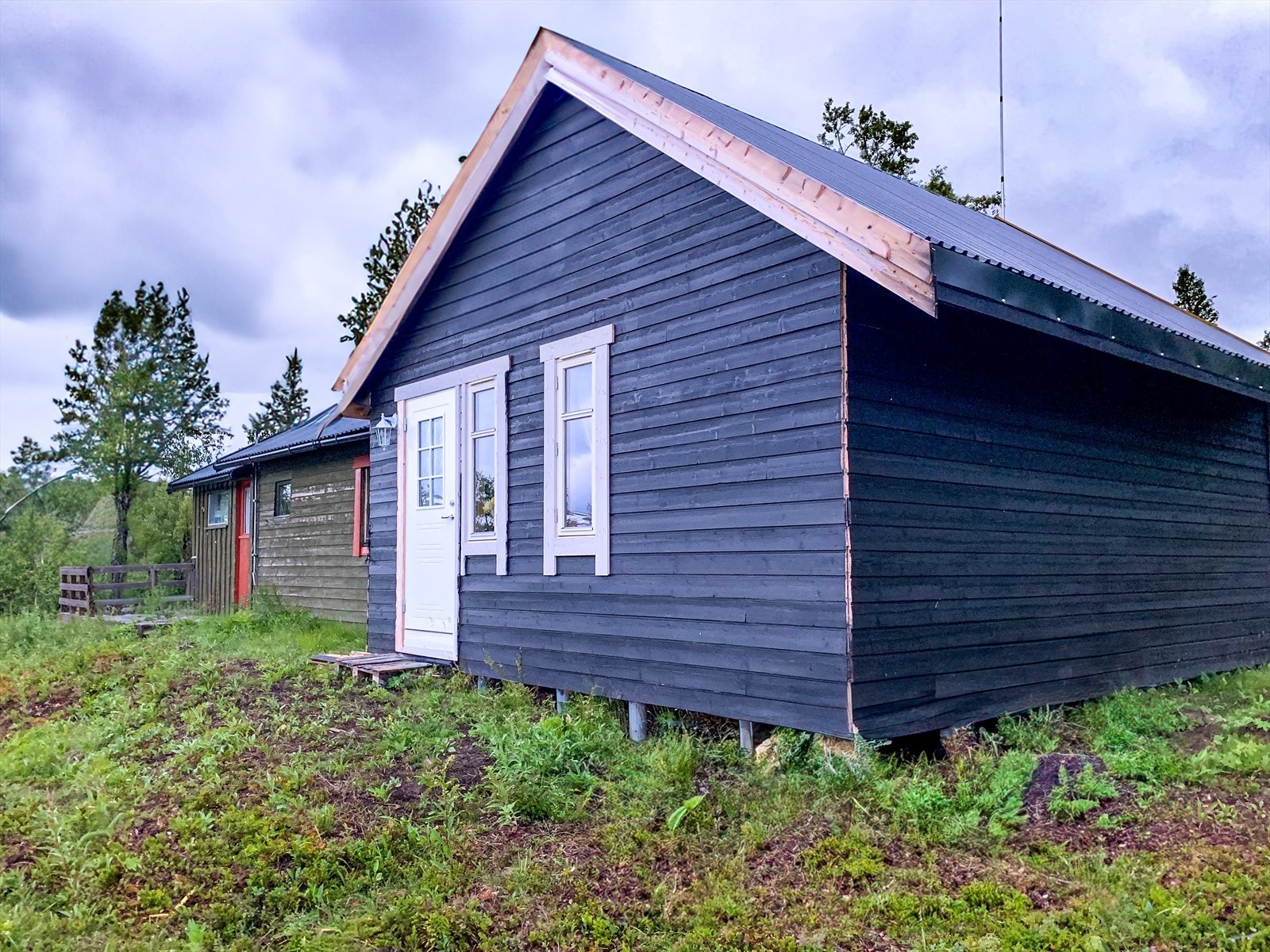 Her ser vi hytta på en sommerdag. (selgers private bilder) Galleribilde