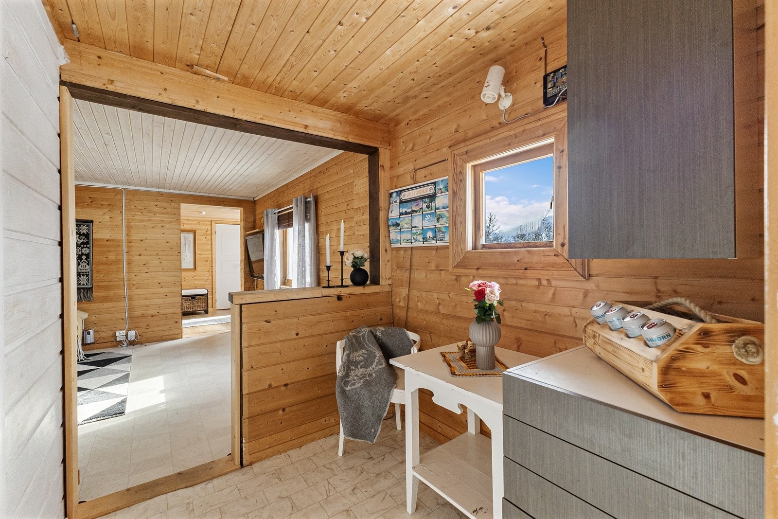 Spisestuen blir i dag brukt for oppbevaring og som en koselig sittekrok. Galleribilde