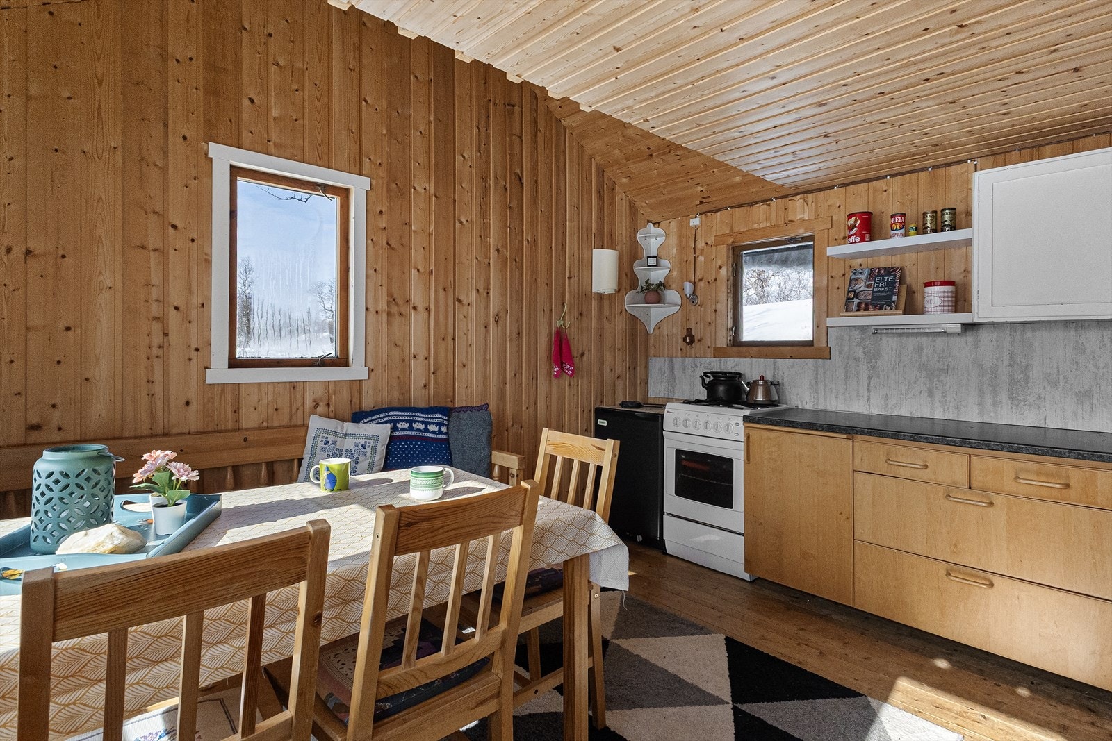 Enkelt hyttekjøkken som inneholder det man skulle trenge. Galleribilde
