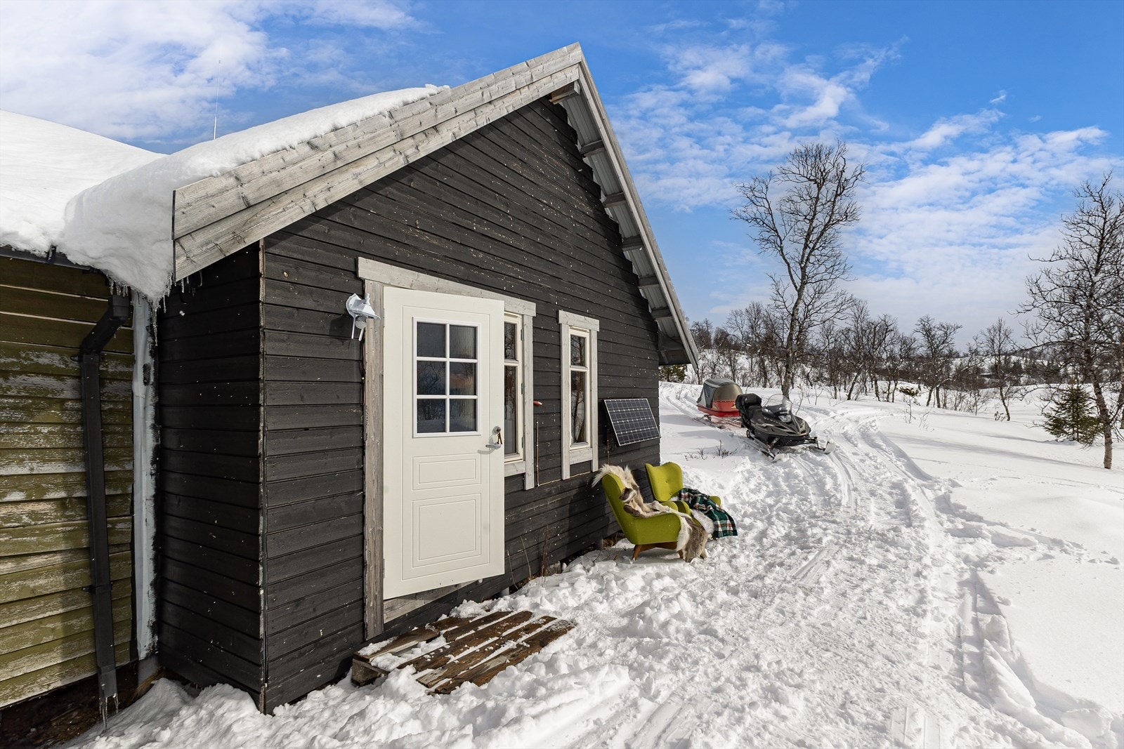 Dette er den påbygde delen av hytta hvor man finner solcellepanelet som forsyner hytta med strøm (12V). Galleribilde