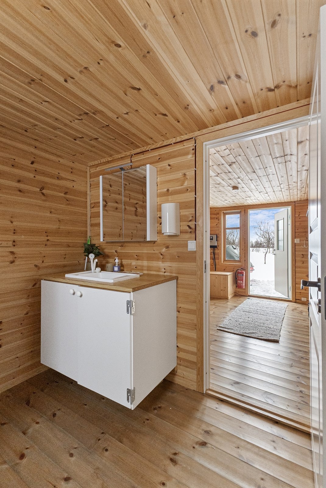 Hyttebadet holder enkel standard. Galleribilde