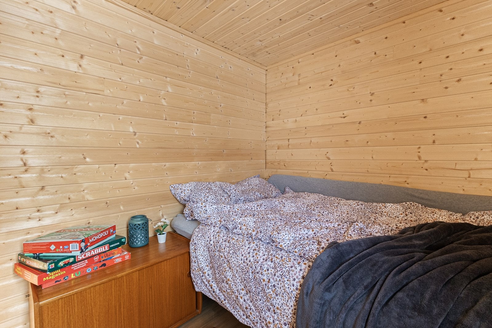 Brettspill står klar for en hyggelig spillekveld med venner eller familie. Galleribilde