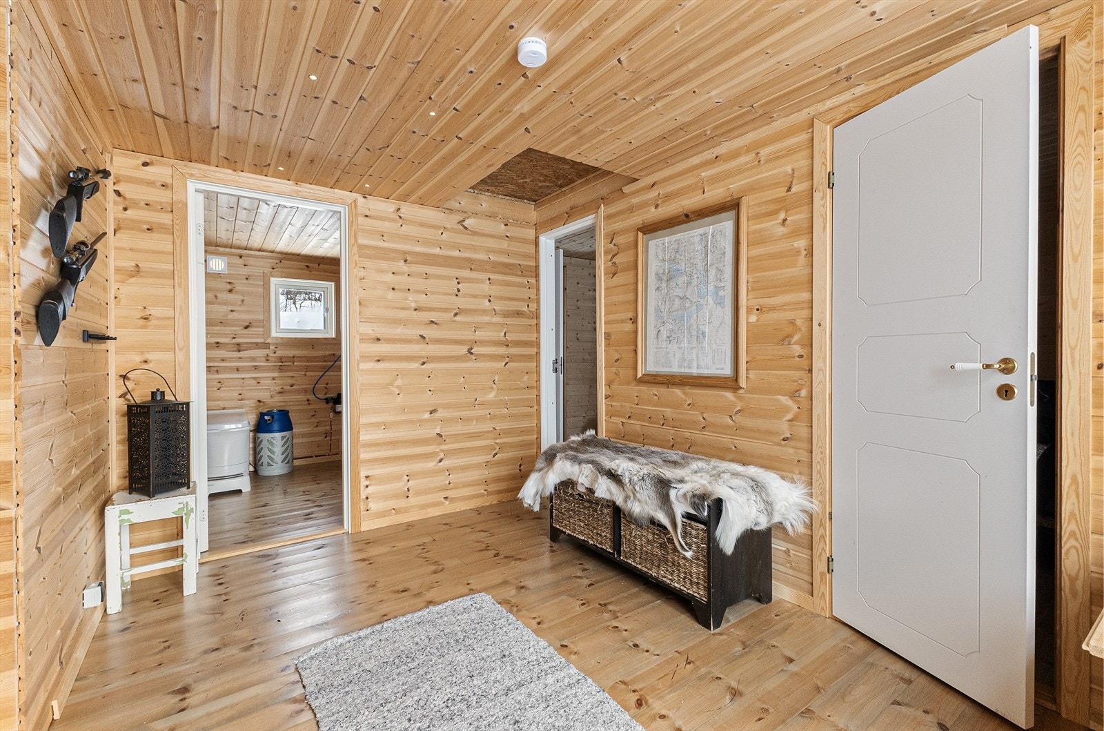 Fra entréen har du adkomst til 3 soverom, hyttebad og stuen. Galleribilde