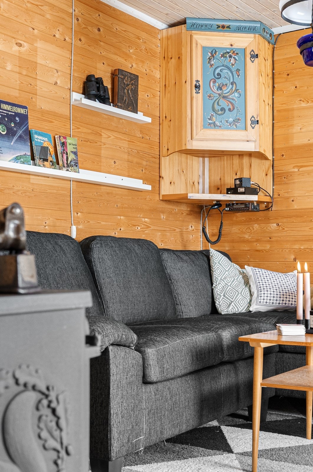 Gjennom hele hytta kan man se at eldre gjenstander er bevart og brukt som interiør. Galleribilde