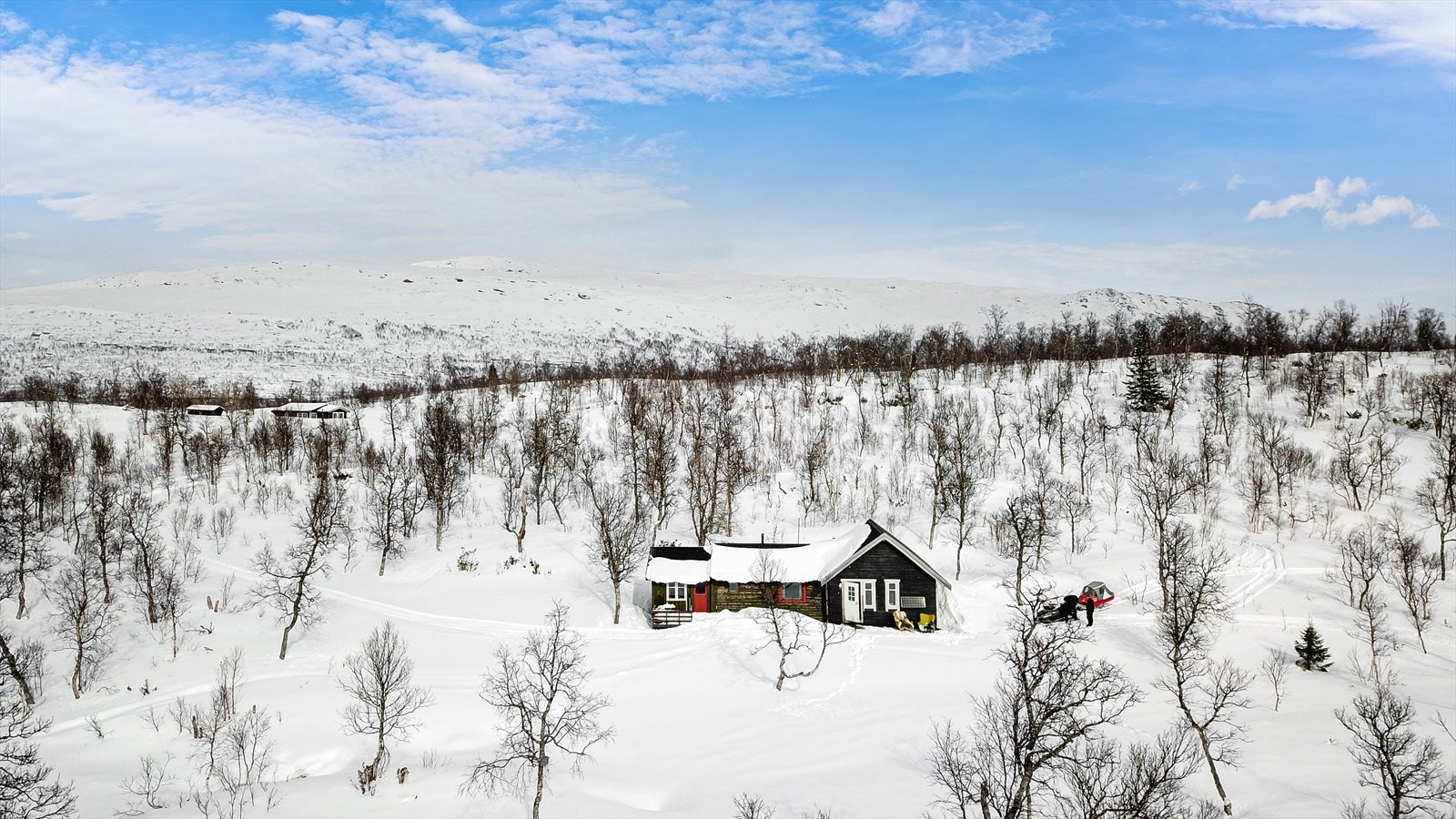 Man kommer seg til hytta med snøscooter på vinteren og via sti på sommeren. Galleribilde