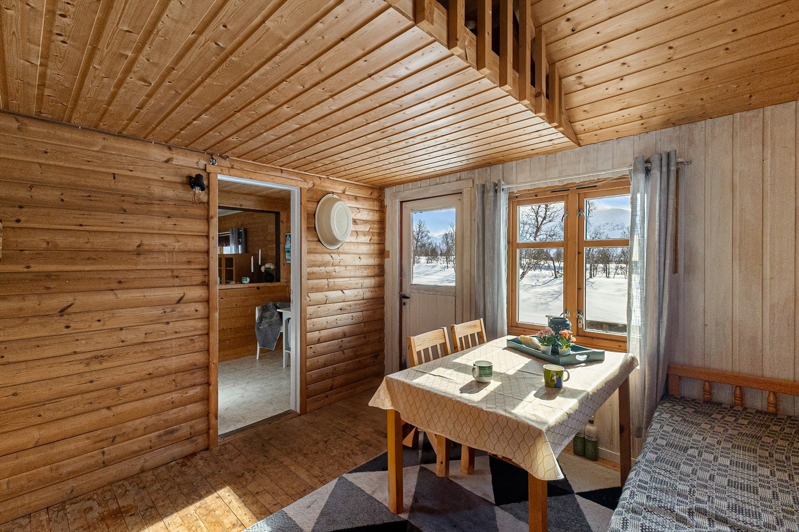 Videre inne på kjøkkenet finner du spisebordet. Galleribilde