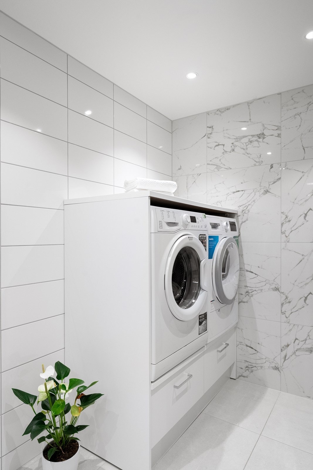 Hele badet ble renovert i 2023. Møbelet som vaskemaskin og tørketrommel står i, er frittstående og medfølger ikke i handelen. Galleribilde