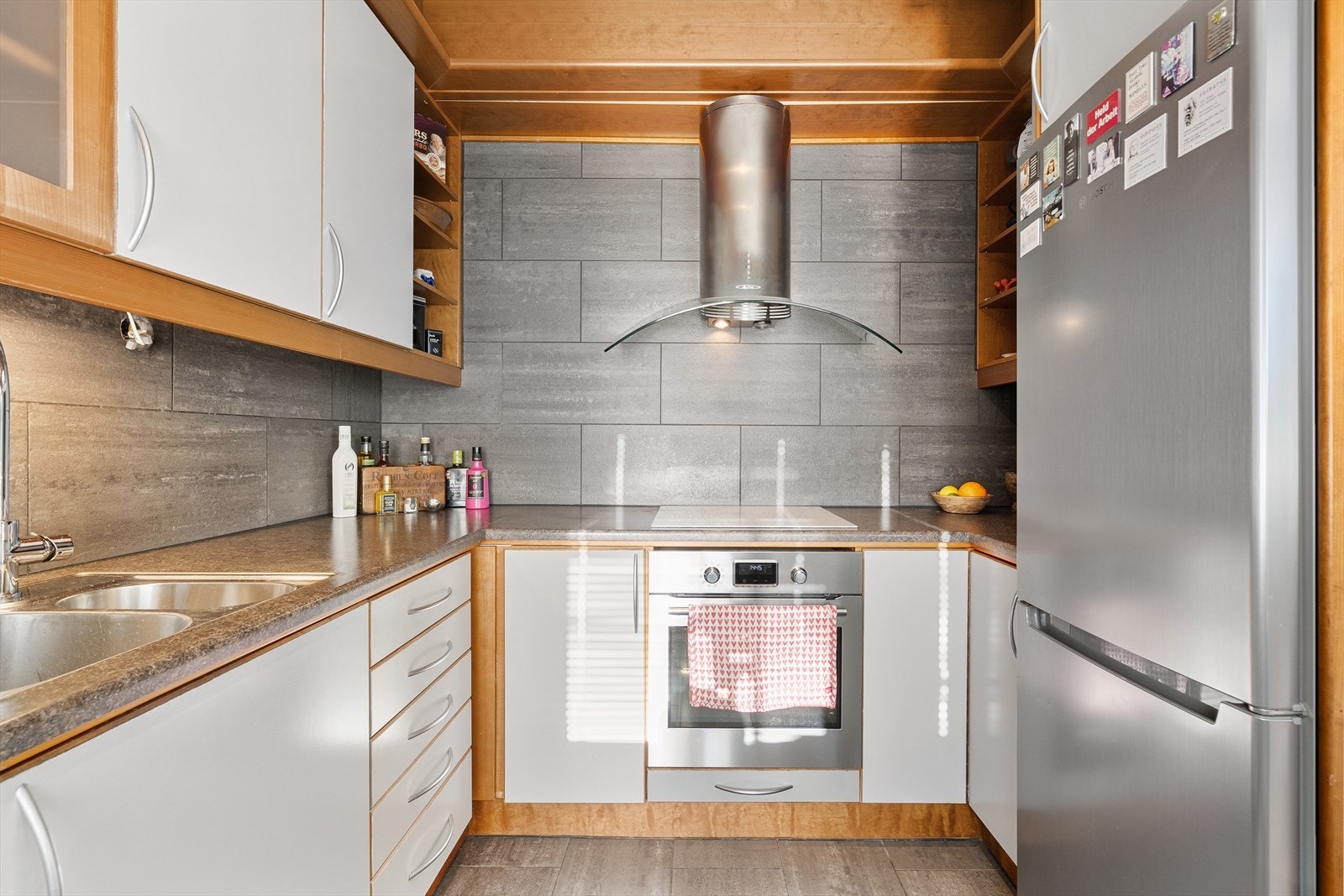 På kjøkkenet har du rikelig med arbeidsflater som gir godt med plass til matlaging og praktisk kjøkkenbruk. Galleribilde