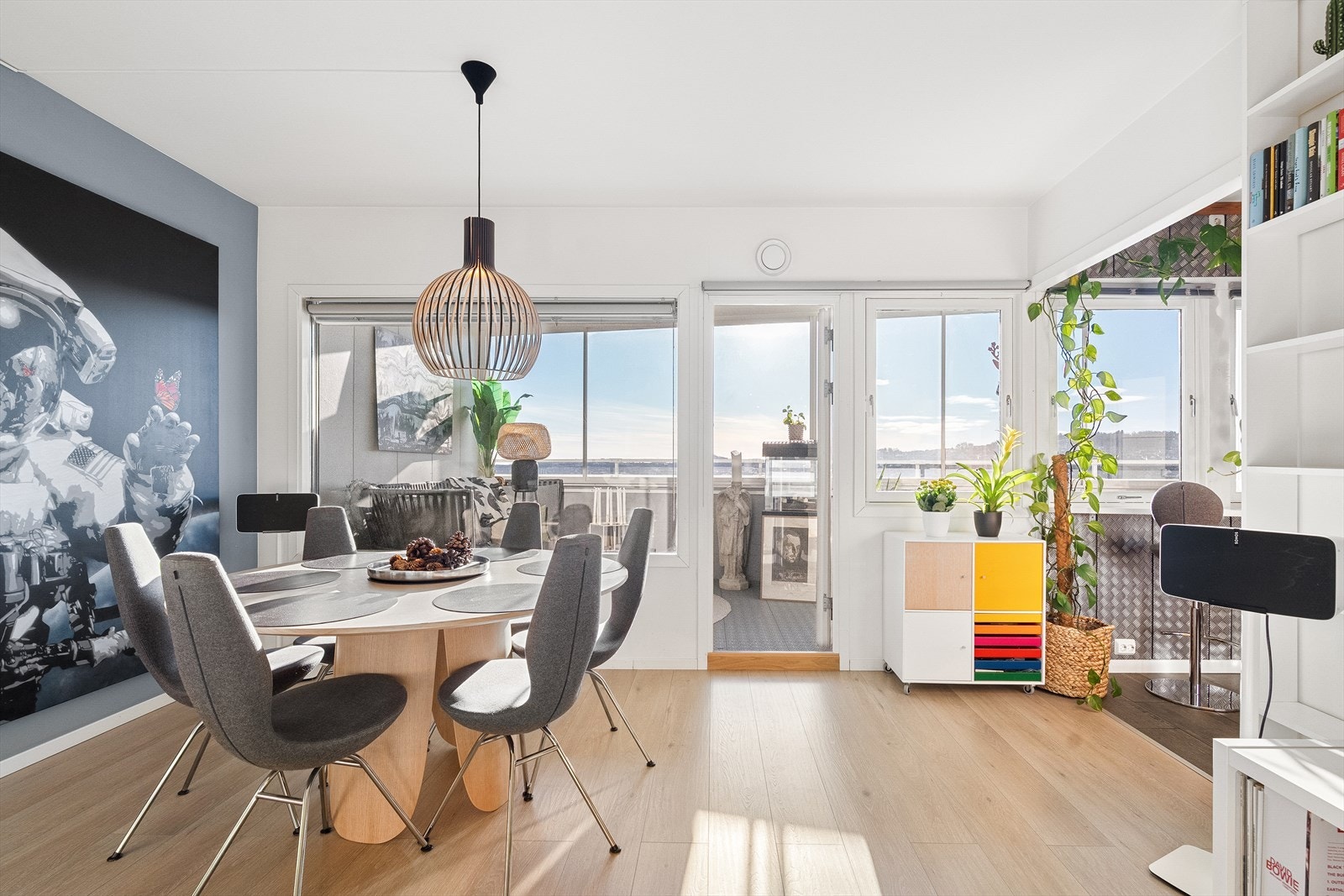 Fra stuen har man tilkomst til stor, innglasset balkong. Galleribilde