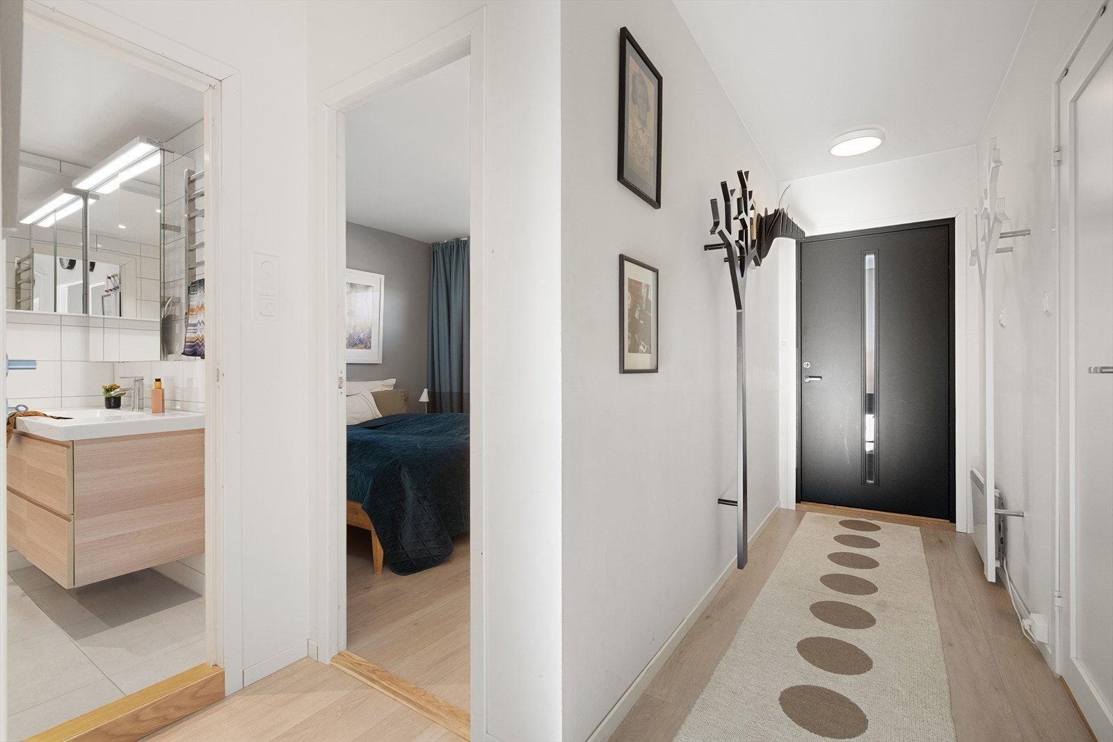 Lys og innbydende entré med plass til å henge fra seg yttertøy. Galleribilde