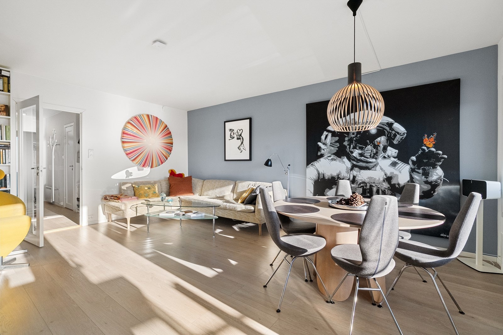 Plass til spisebord i allrom. Galleribilde