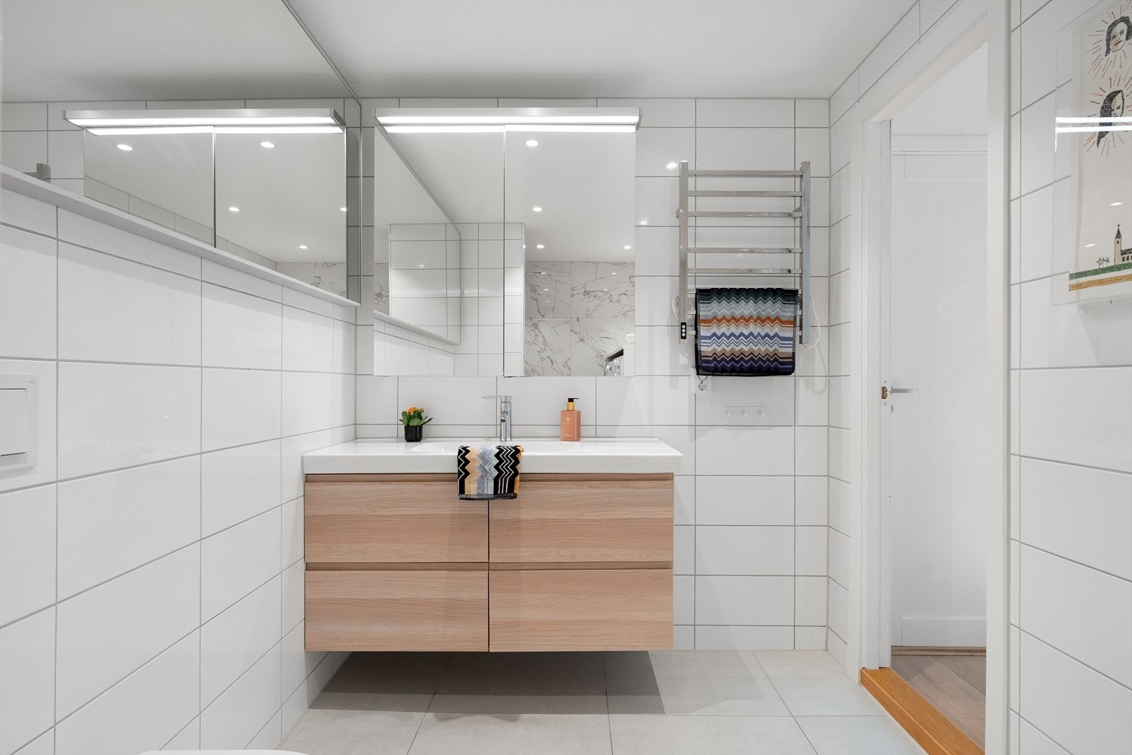 God oppbevaringsplass i skuffer, baderomsmøbel og speil. Galleribilde