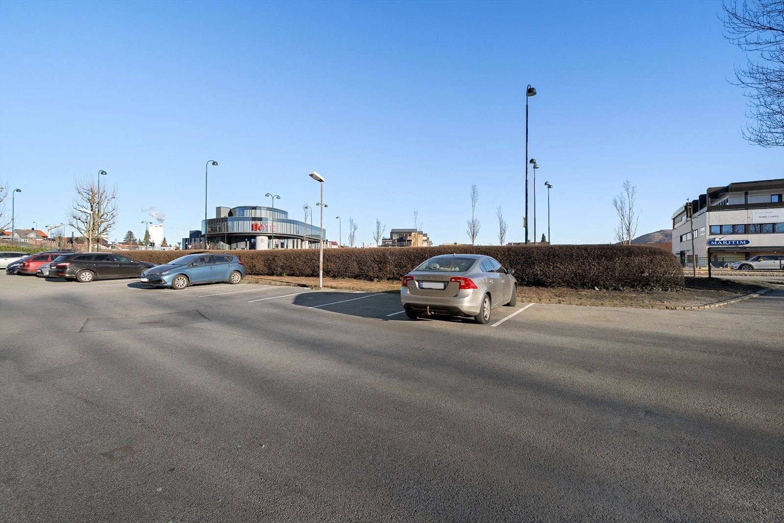 Parkering på felles biloppstillingsplass. Galleribilde