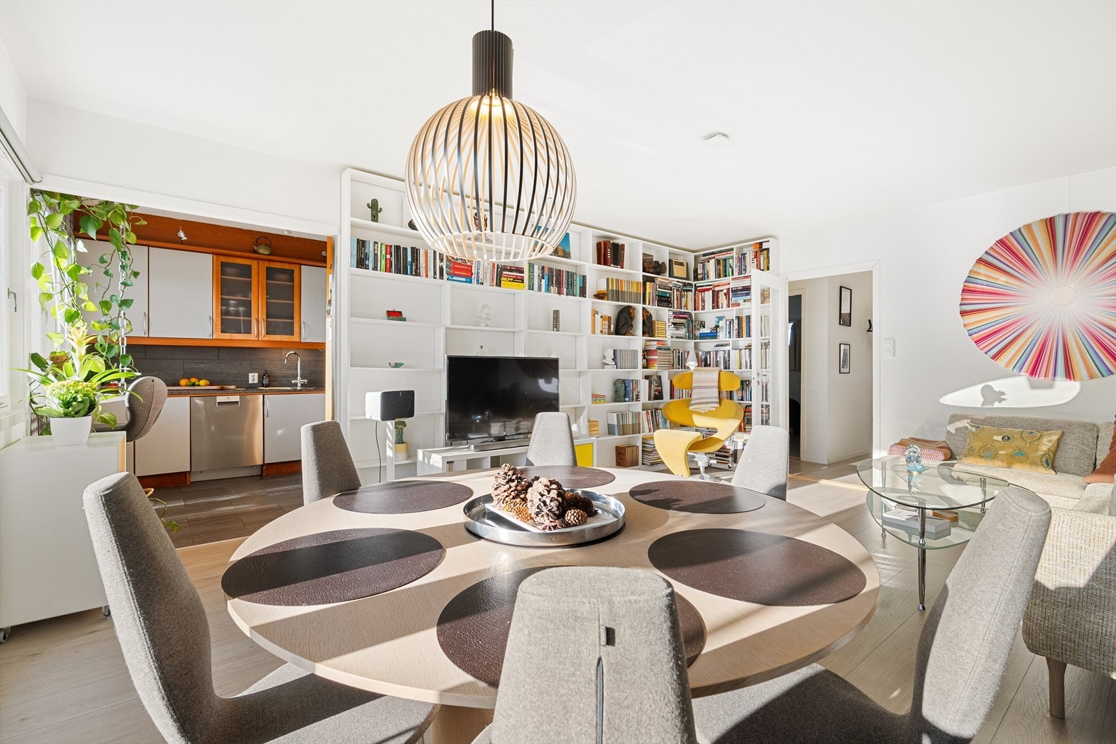 Den praktiske inndelingen skaper en naturlig flyt mellom sonene og gjør allrommet til et naturlig samlingspunkt. Galleribilde