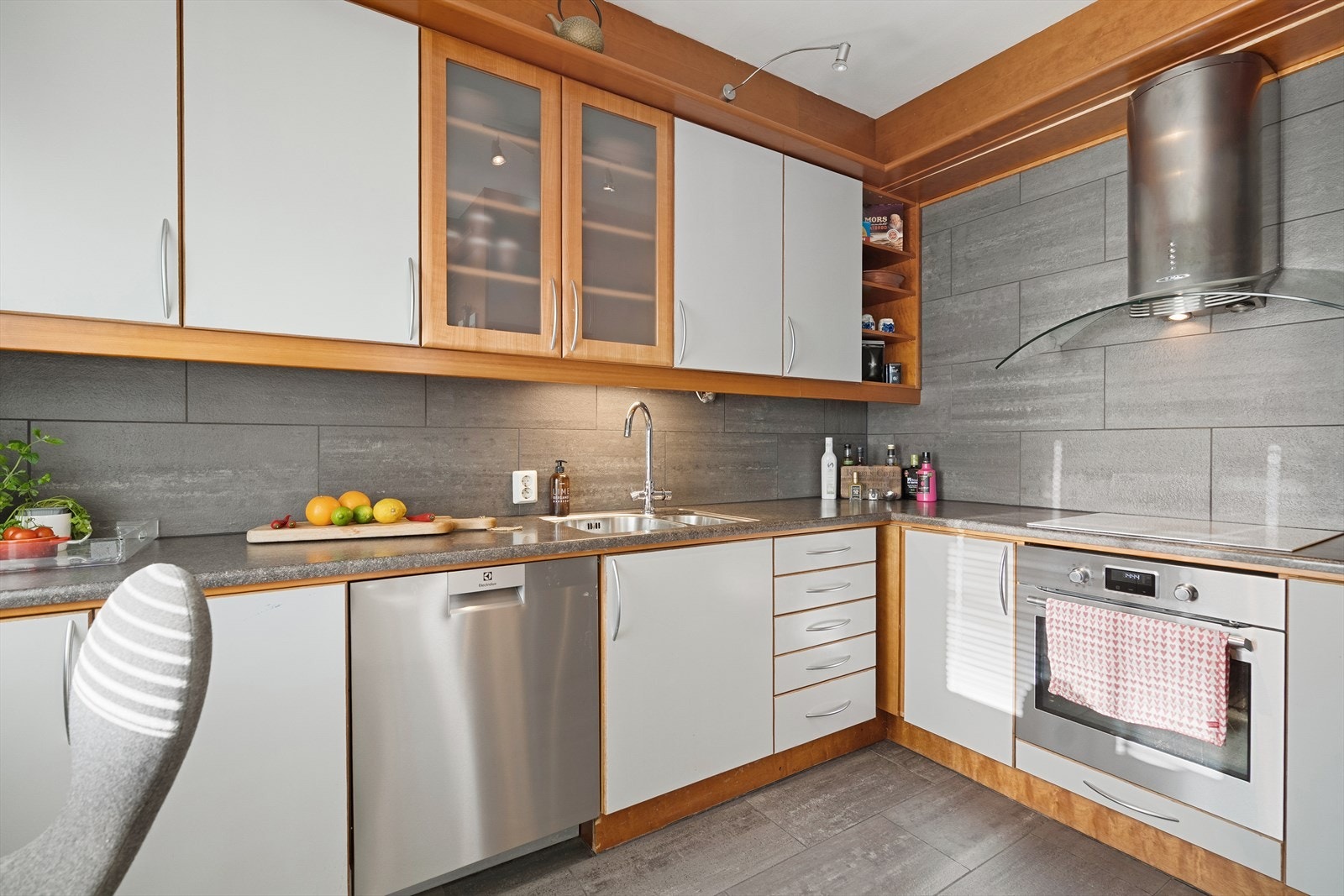 Integrerte hvitevarer som stekeovn og platetopp medfølger handelen. Frittstående hvitevarer som oppvaskmaskin og kjøleskap medfølger som hovedregel ikke. Galleribilde