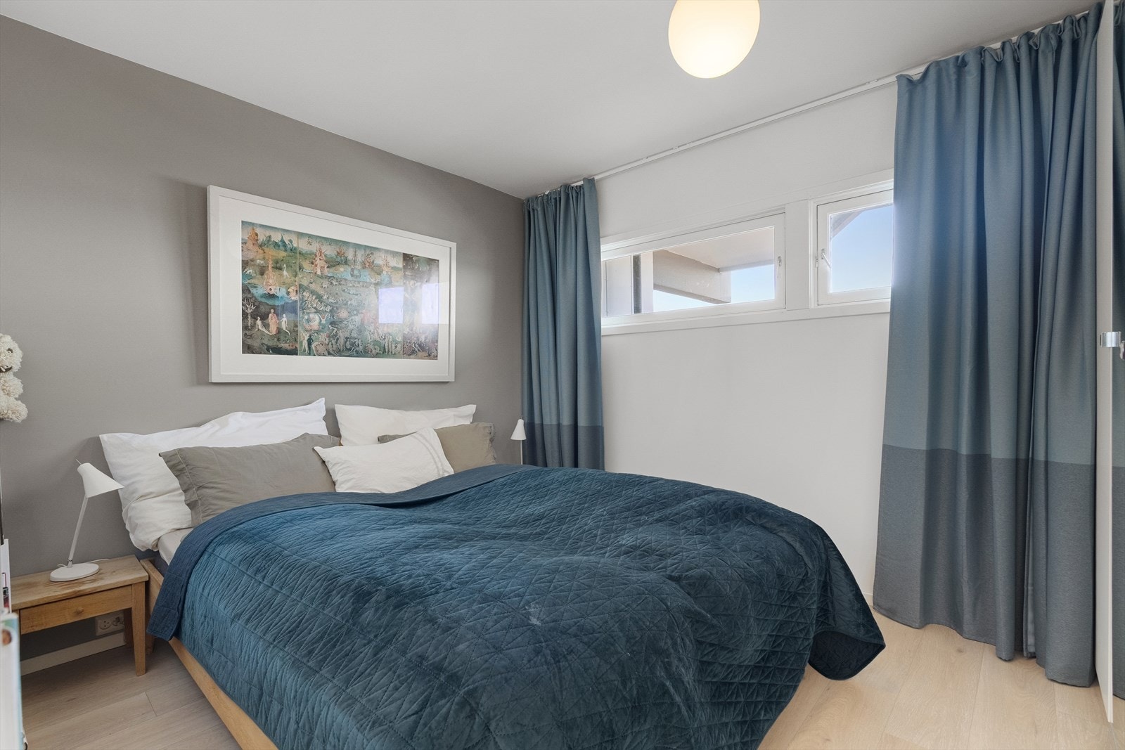 Nok av plass til dobbeltseng og garderobeinnredning. Galleribilde