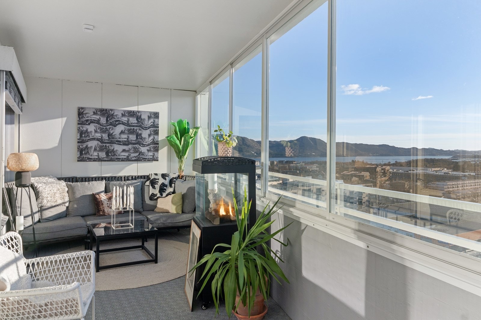 Med mulighet til å innrede med flere sittegrupper og øvrig møblement ligger alt til rette for å kunne nyte lange, solrike dager og hyggelige sommerkvelder i godt selskap. Galleribilde