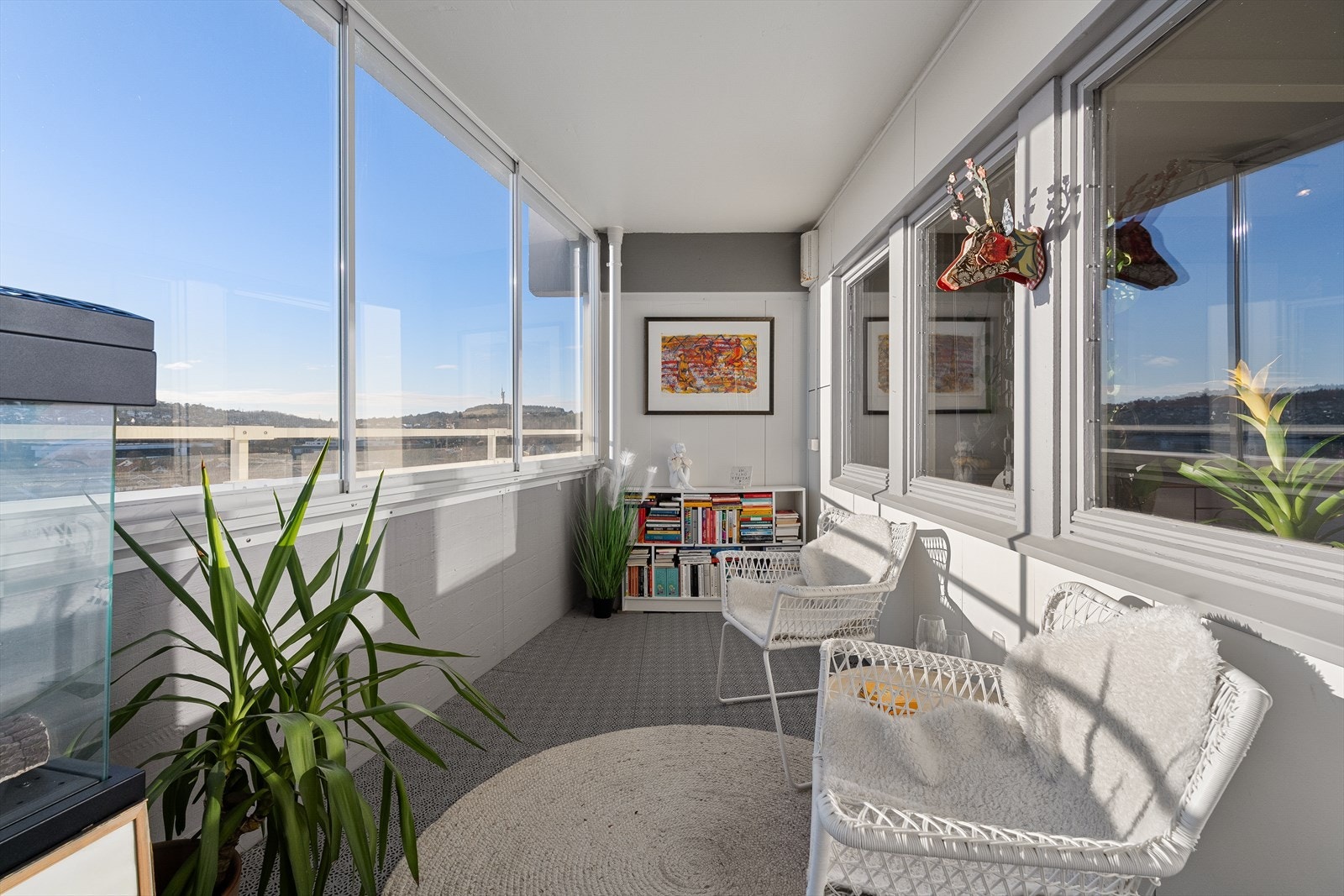 Med hele 16 m² og innglassing som skjermer mot vær og vind, vil balkongen fungere som en forlengelse av stuen året rundt. Galleribilde