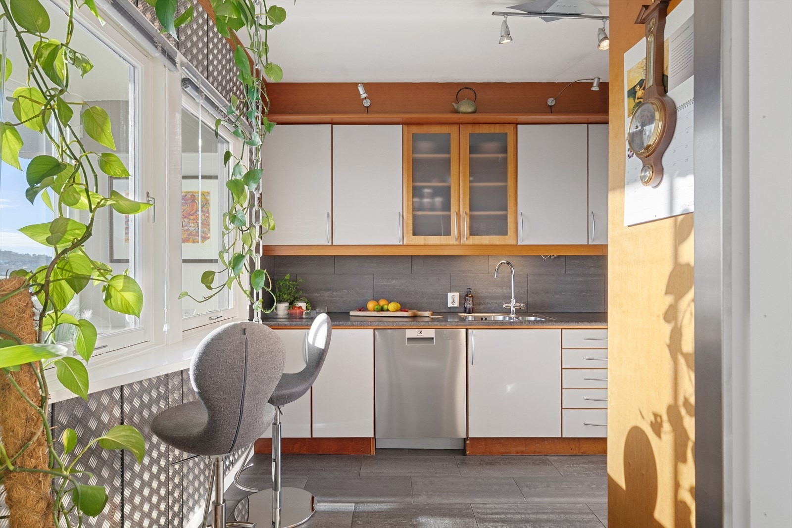 Kjøkkenet har slette fronter og rikelig med skap- og benkplass. Oppgradert noe i 2019. Galleribilde