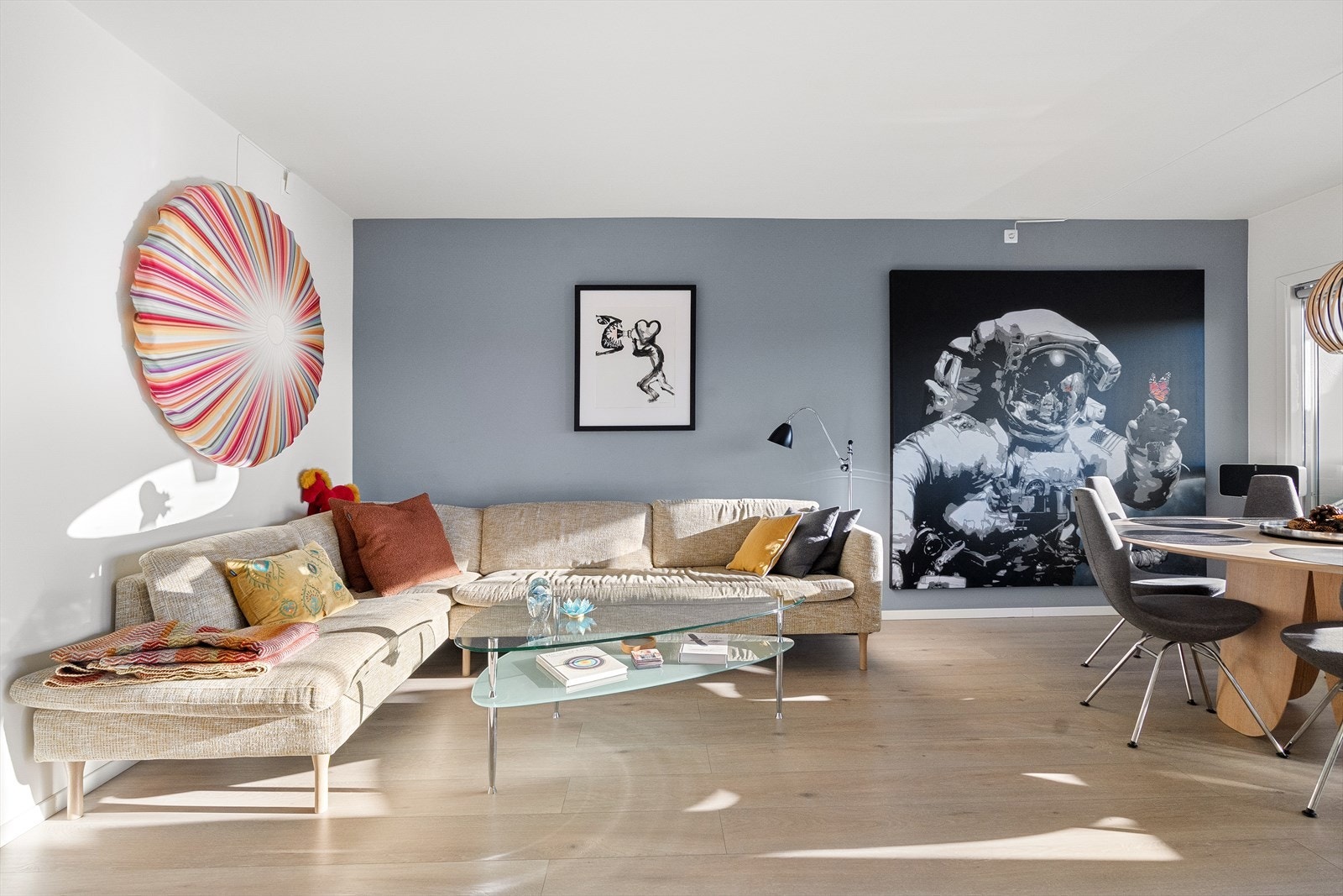 Stuen kan innredes med flere sittegrupper og tv-seksjon. Galleribilde