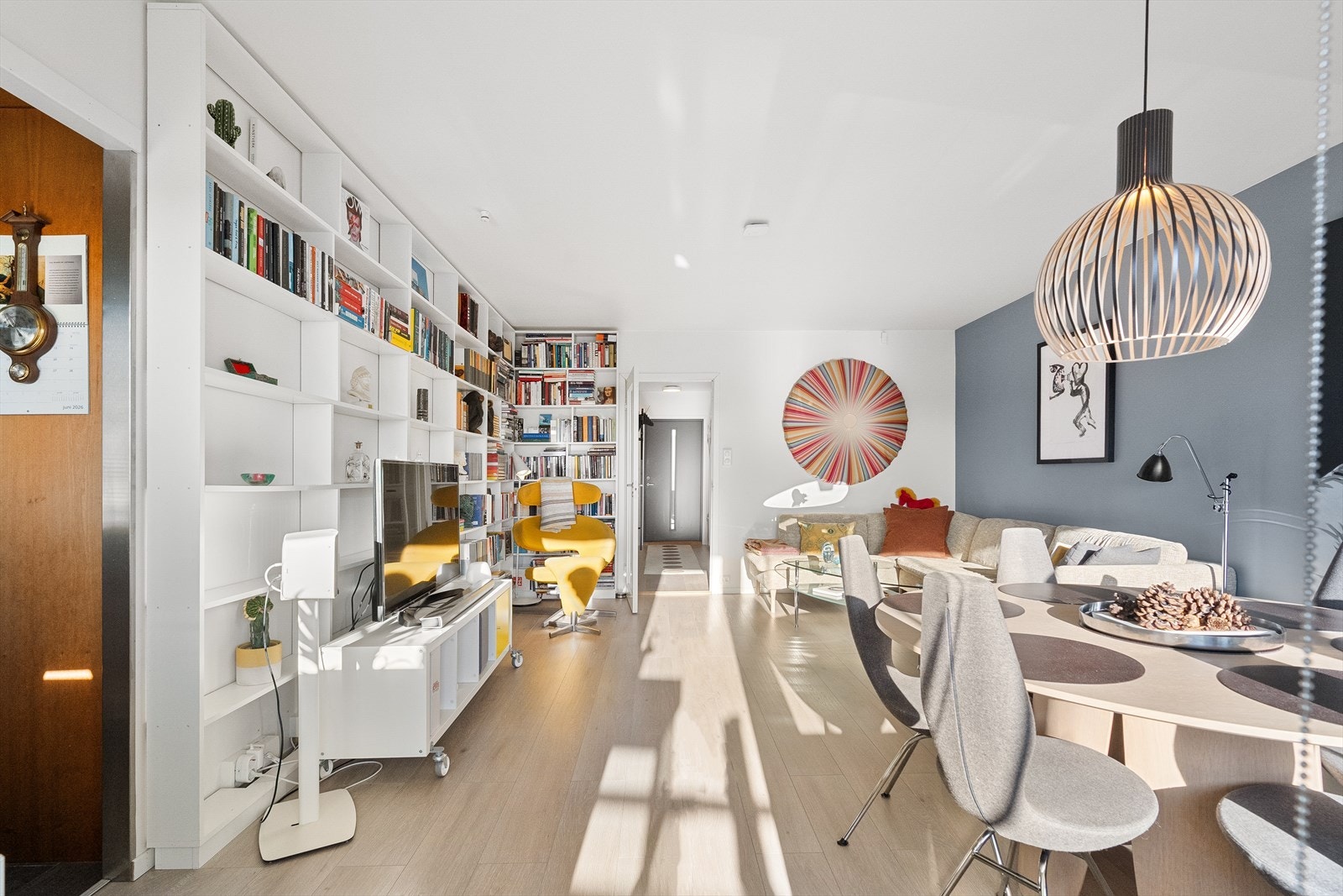 Stue og kjøkken i delvis åpen løsning. Pen enstavs laminatgulv i etterligning av eik, delikate fargevalg og listefri utførelse til himling er gjennomgående i leiligheten. Galleribilde