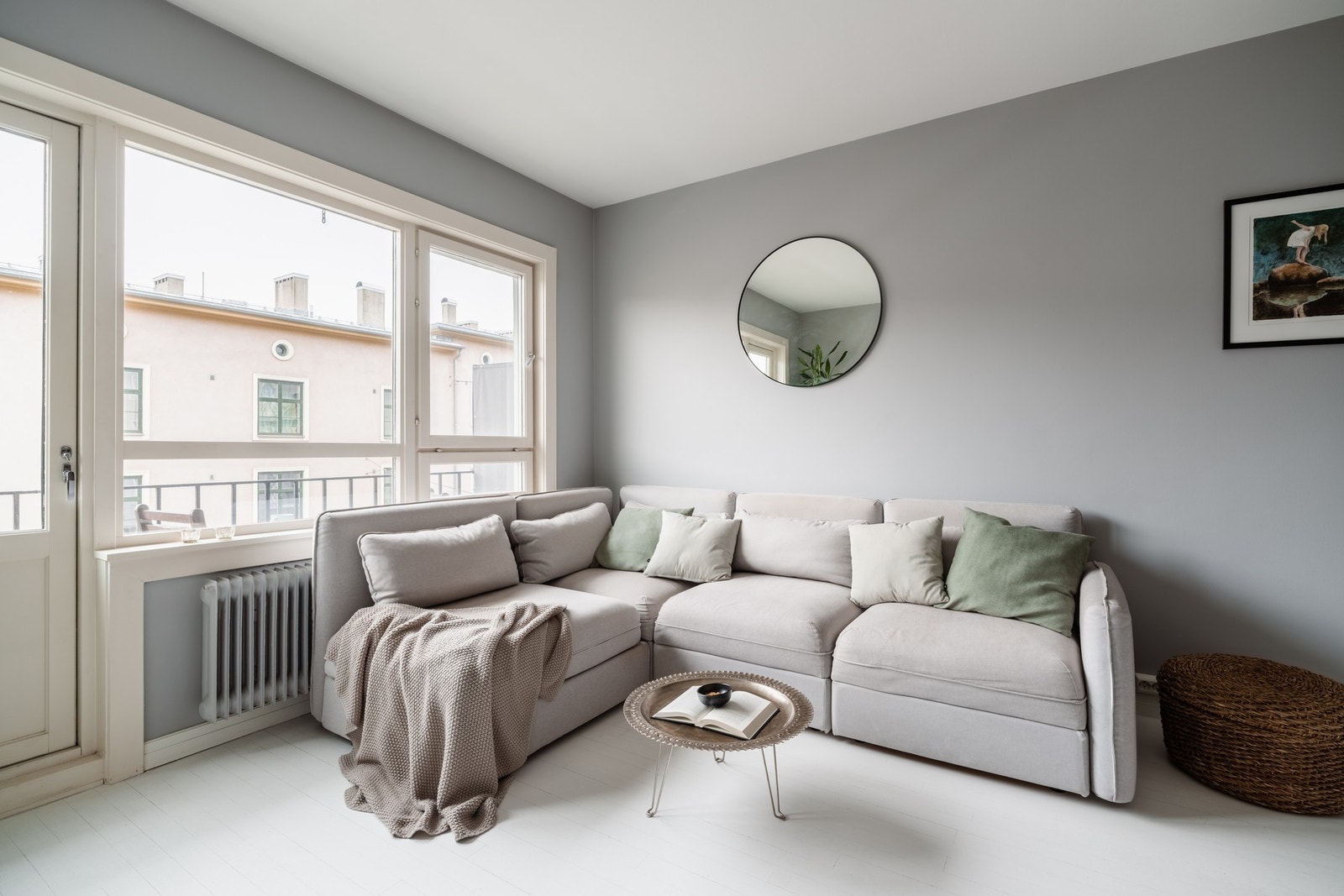 Store vindusflater sørger for godt med naturlig lysinnslipp. Galleribilde