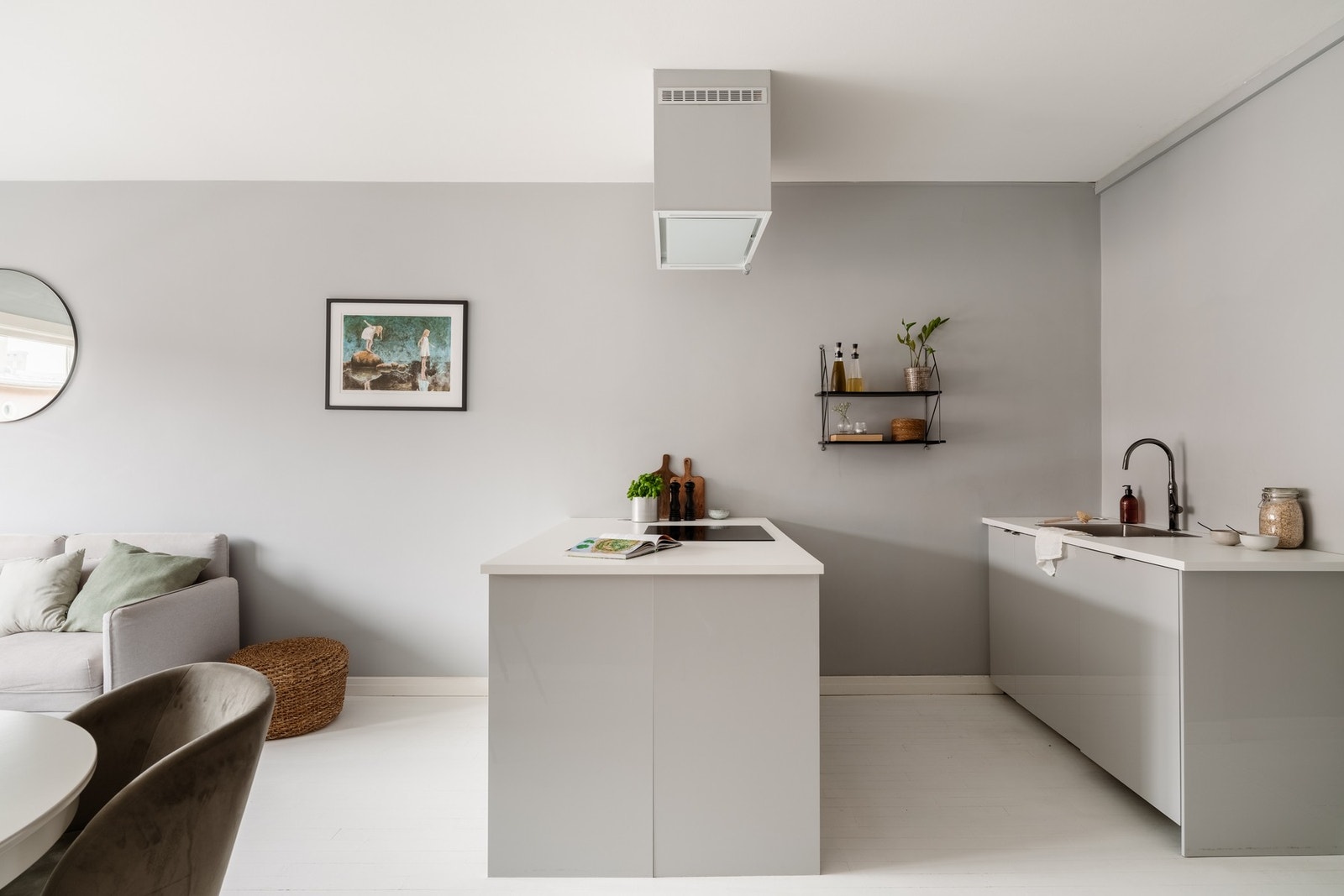 Stor kjøkkenøy med integrert stekeovn og platetopp. Galleribilde