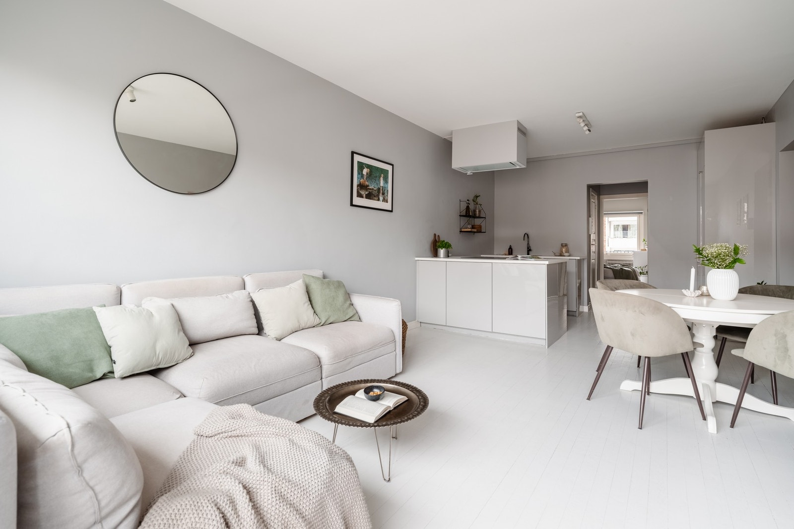 Den lyse og romslige stuen utgjør et flott oppholdsrom, og kan fint innredes med flere soner. Galleribilde