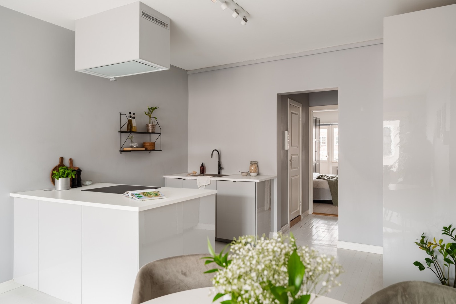 Kjøkkenet har slette fronter og laminat benkeplate. Galleribilde