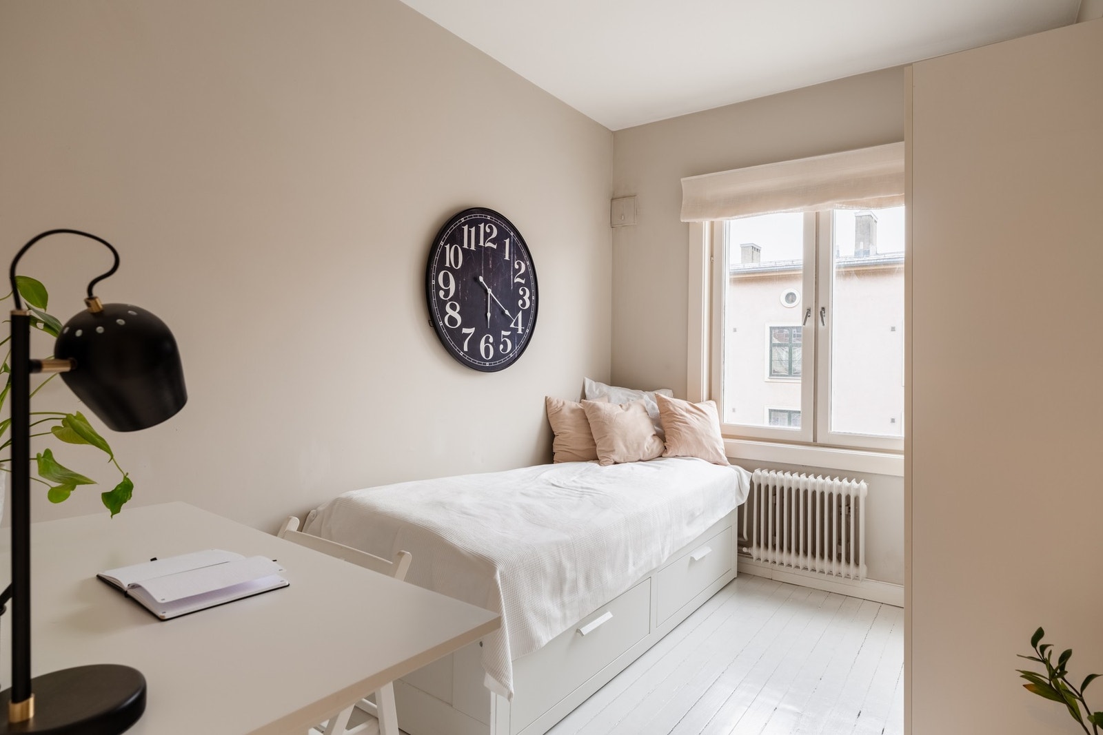 Soverom 2 av god størrelse med plass til seng, garderobe og skrivebord. Galleribilde