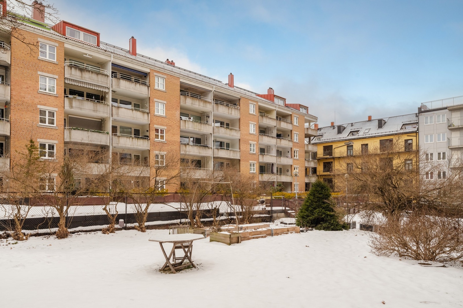 Hyggelig og pent opparbeidet fellesareal med sittegrupper og beplantning. Galleribilde