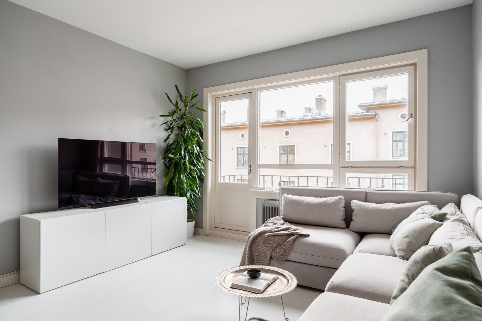 Fra stuen er det utgang til solrik balkong. Galleribilde