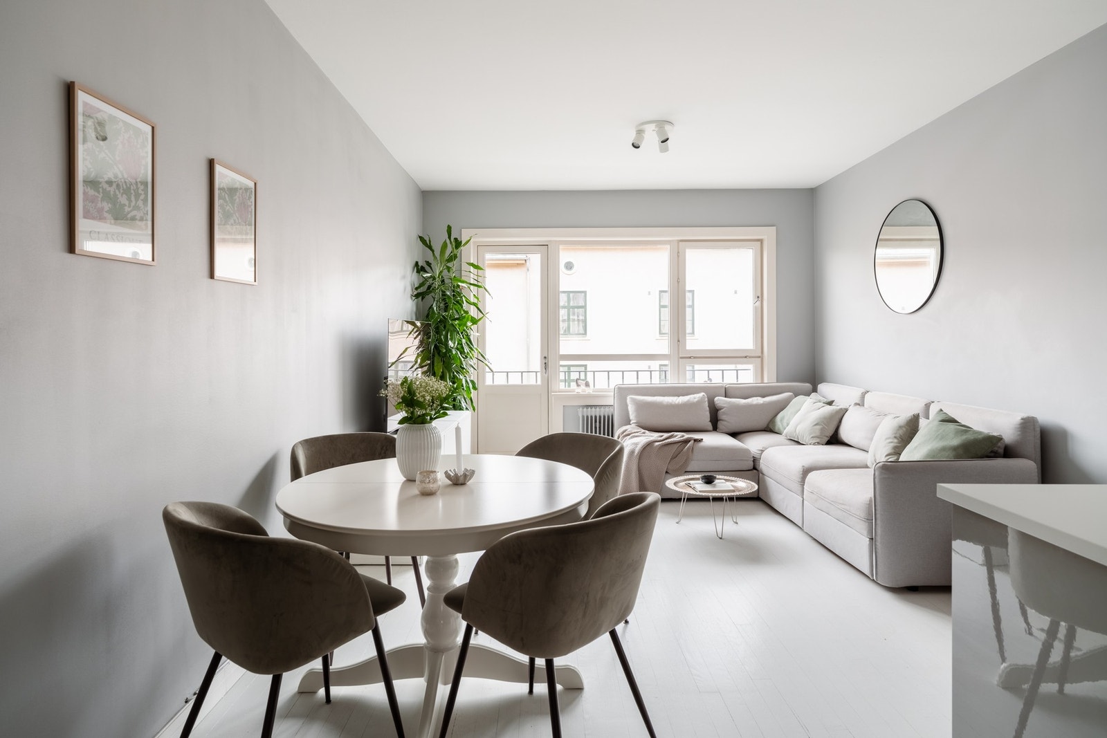 Lys og luftig stue med god plass til sofagruppe og spisebord. Galleribilde