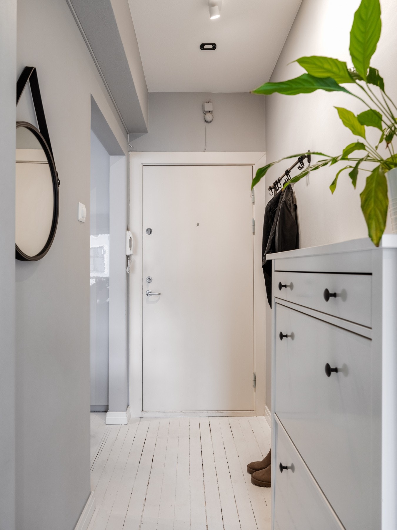 Hyggelig entré med plass til oppbevaring. Galleribilde