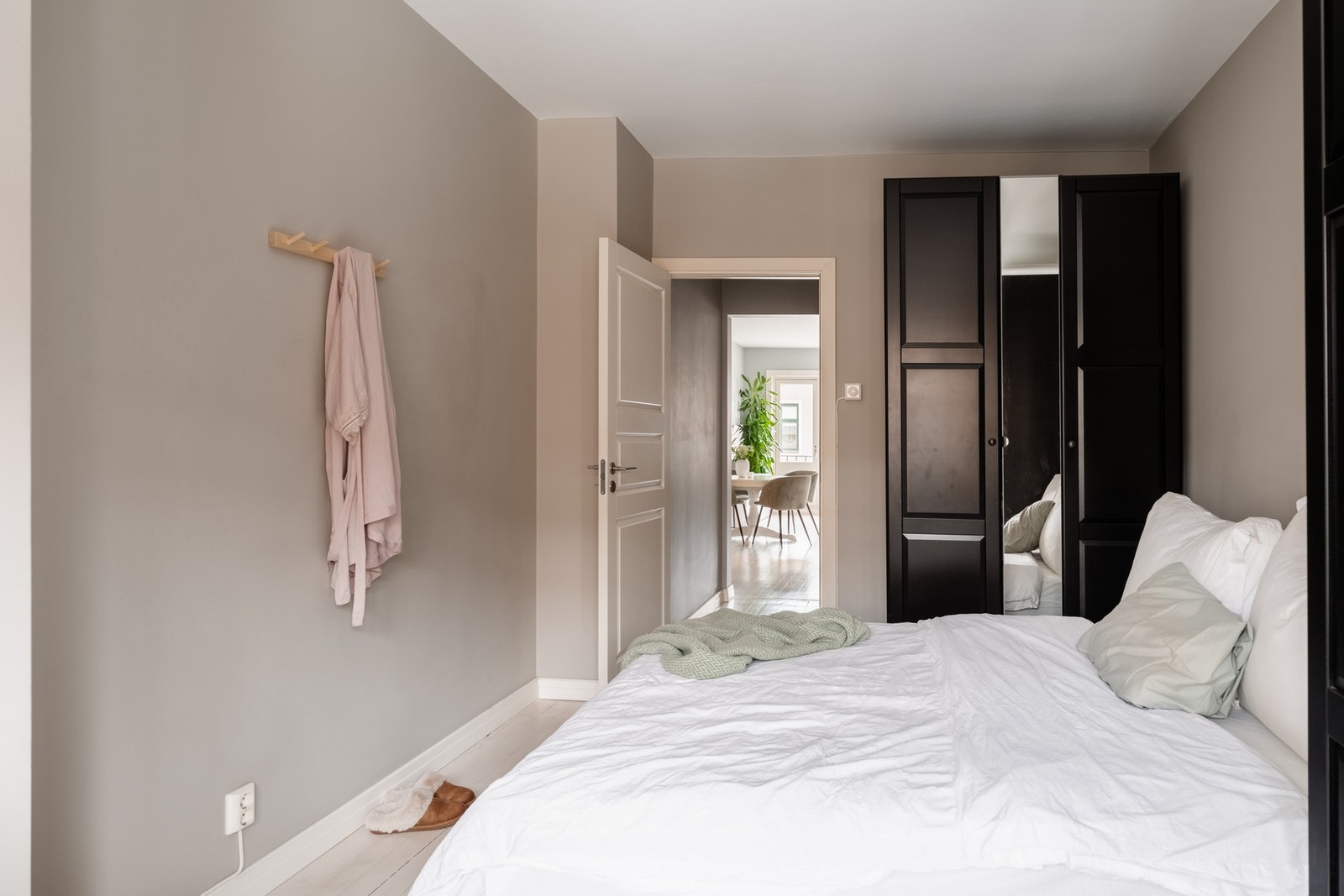 God plass til dobbeltseng, nattbord og garderobe. Galleribilde