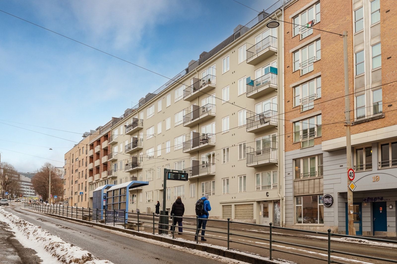 Sentral beliggenhet med kort vei til offentlig transport, dagligvare, treningssentre, kaféer, restauranter mm. Galleribilde