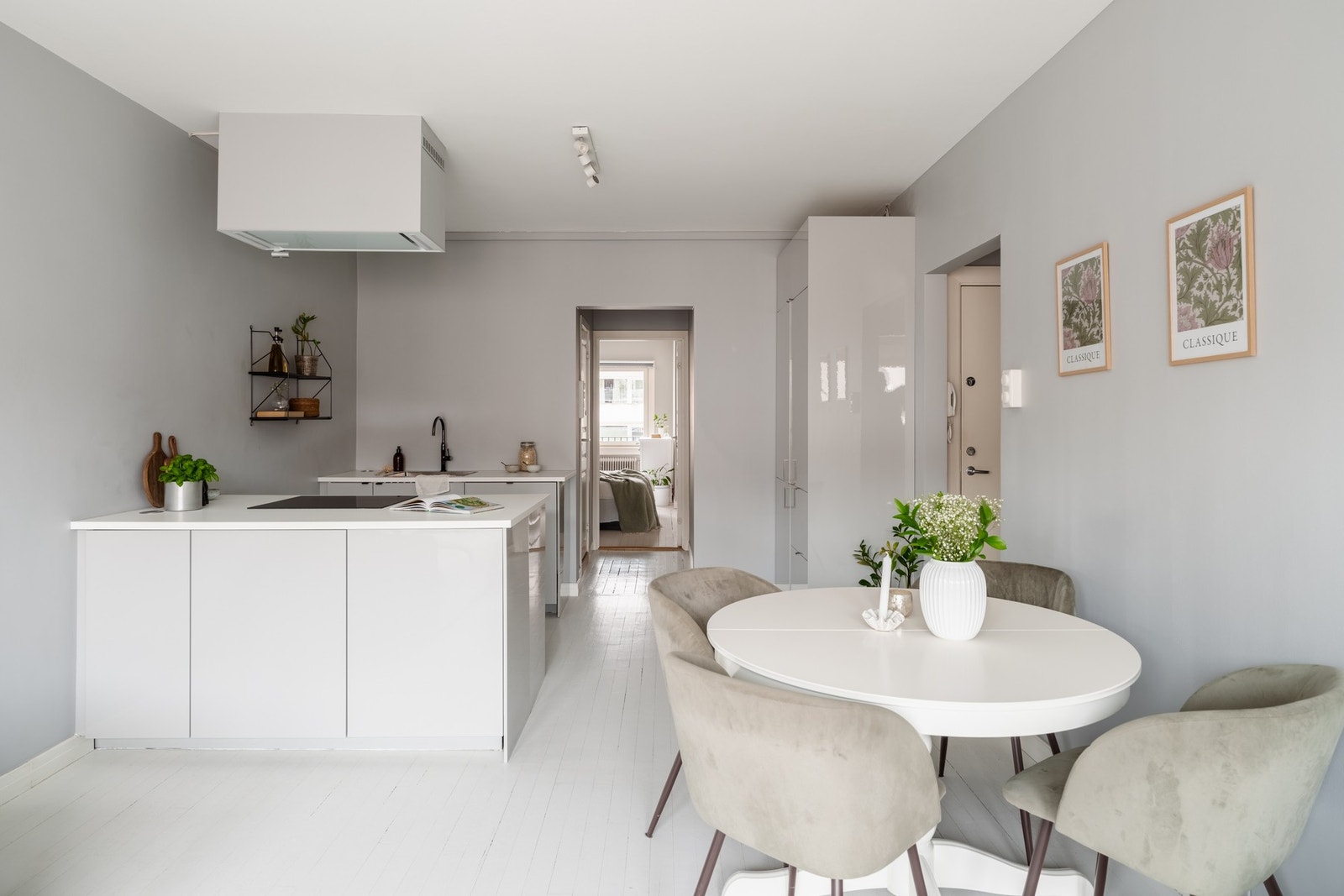 Stilrent kjøkken fra 2019 i åpen og sosial løsning. Galleribilde