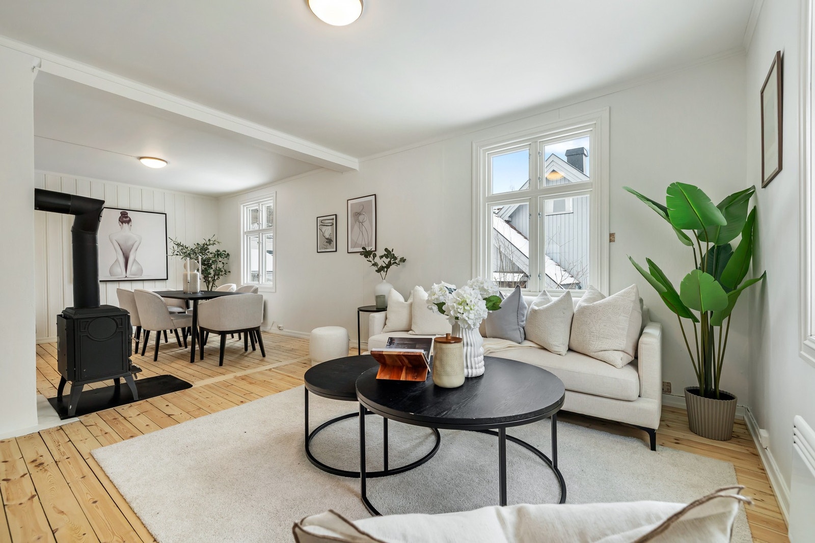 Det er åpen løsning mot spisestuen, noe som skaper en naturlig flyt mellom sonene. Galleribilde