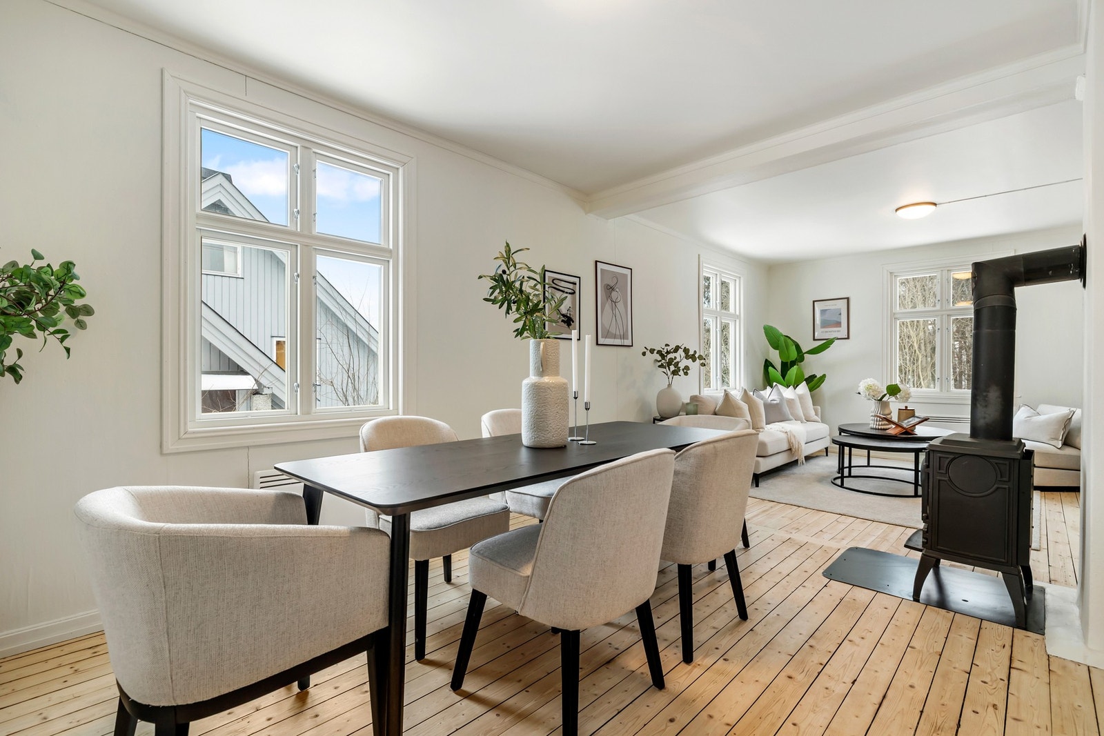 Gulvene består av heltre tregulv som tilfører varme og karakter til rommet, mens veggene er malt i lyse og nøytrale toner som gir et tidløst uttrykk. Galleribilde