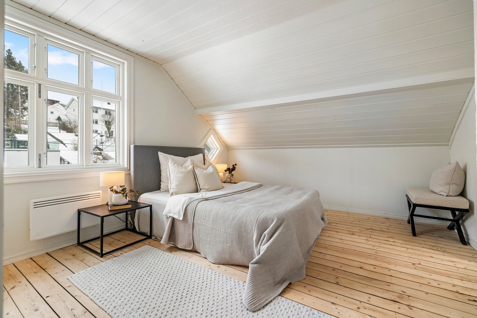 Det er god plass til dobbeltseng med tilhørende nattbord. Galleribilde