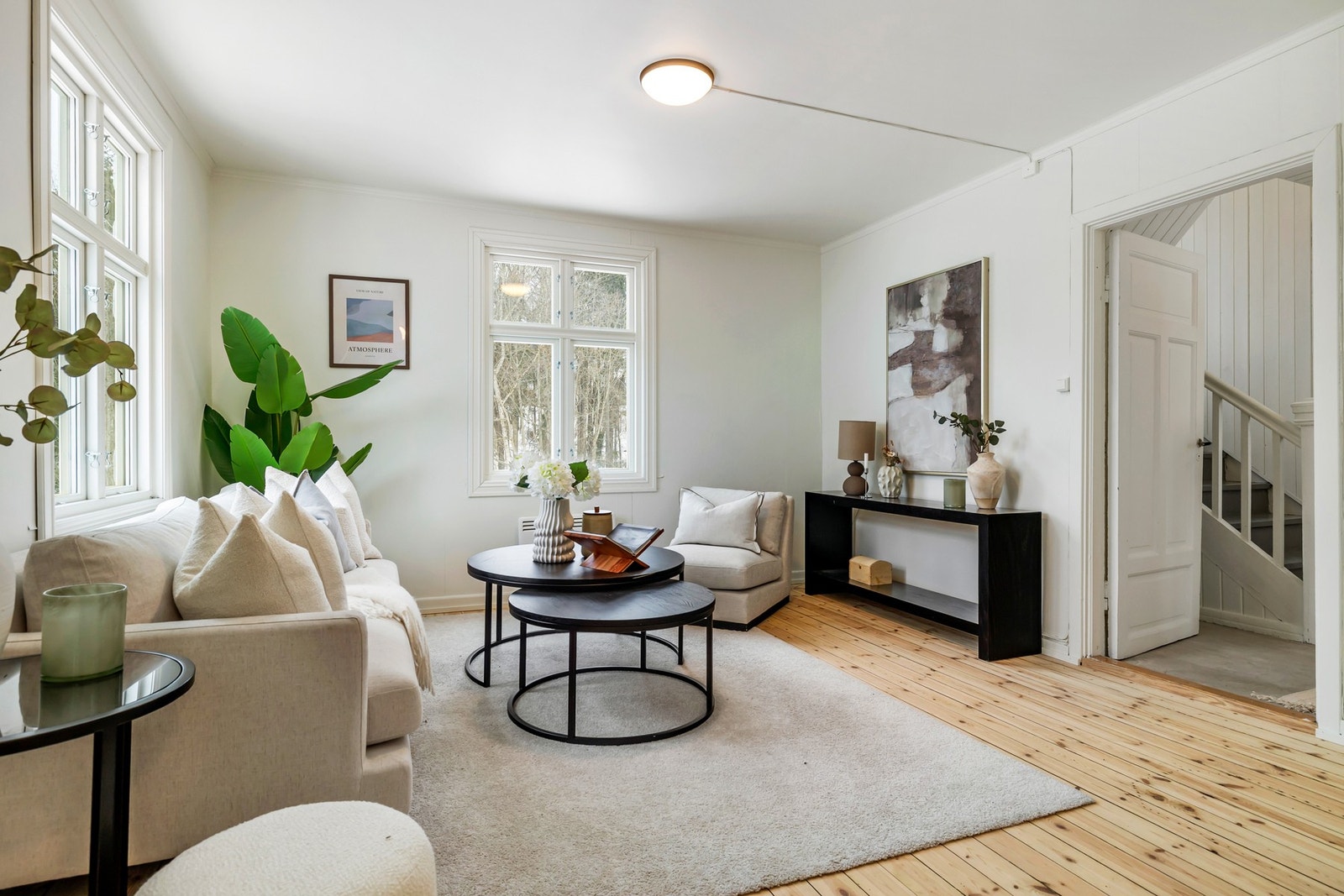 Stuen er lys og innbydende med en god og fleksibel planløsning. Rommet har store vindusflater på to sider som slipper inn rikelig med dagslys og gir en luftig romfølelse. Galleribilde