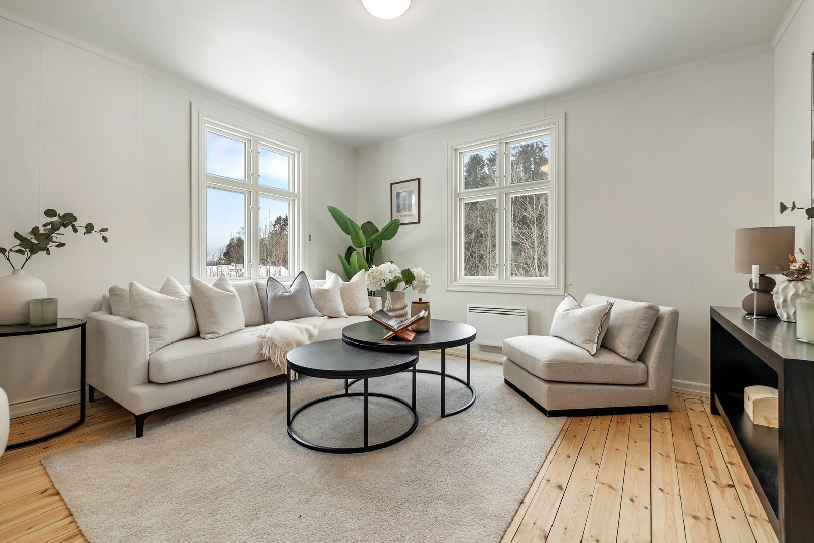 Her er det god plass til en romslig sofagruppe med tilhørende møblement. Galleribilde