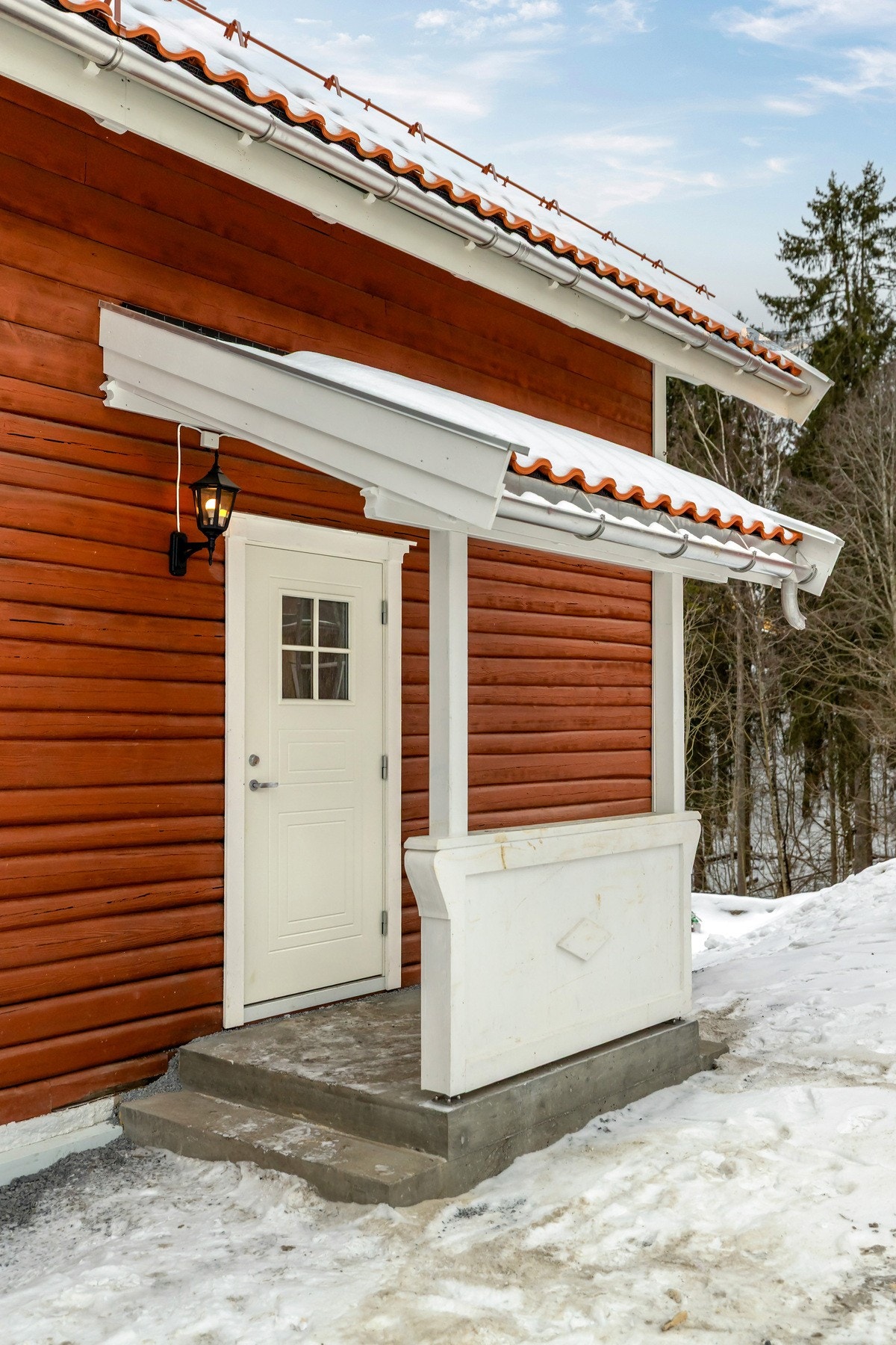 Eiendommen fremstår som godt vedlikeholdt utvendig med flere viktige oppgraderinger de senere år. Galleribilde