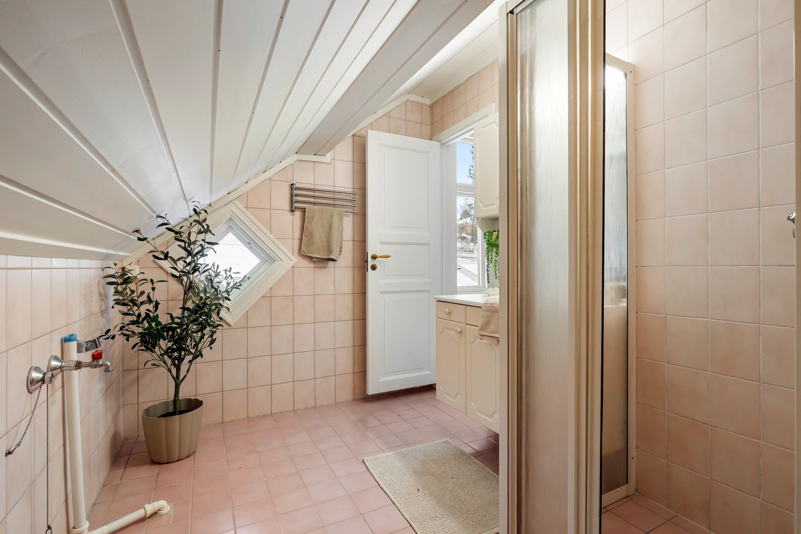 Badet i 2. etasje ligger i direkte tilknytning til hovedsoverommet og har en praktisk utforming under skråtak. Galleribilde